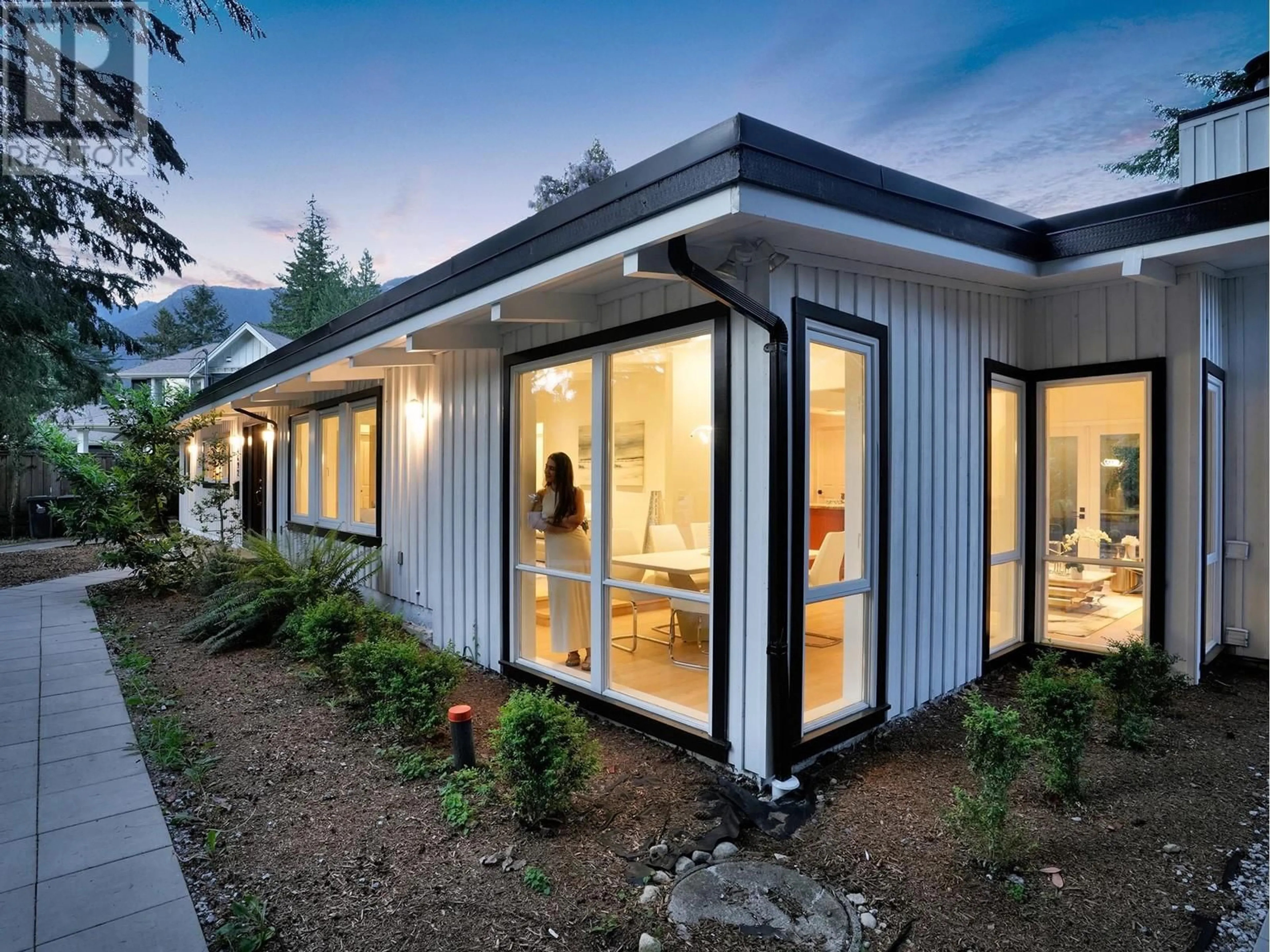 Home with vinyl exterior material, unknown for 4692 GLENWOOD AVENUE, North Vancouver British Columbia V7R4G7