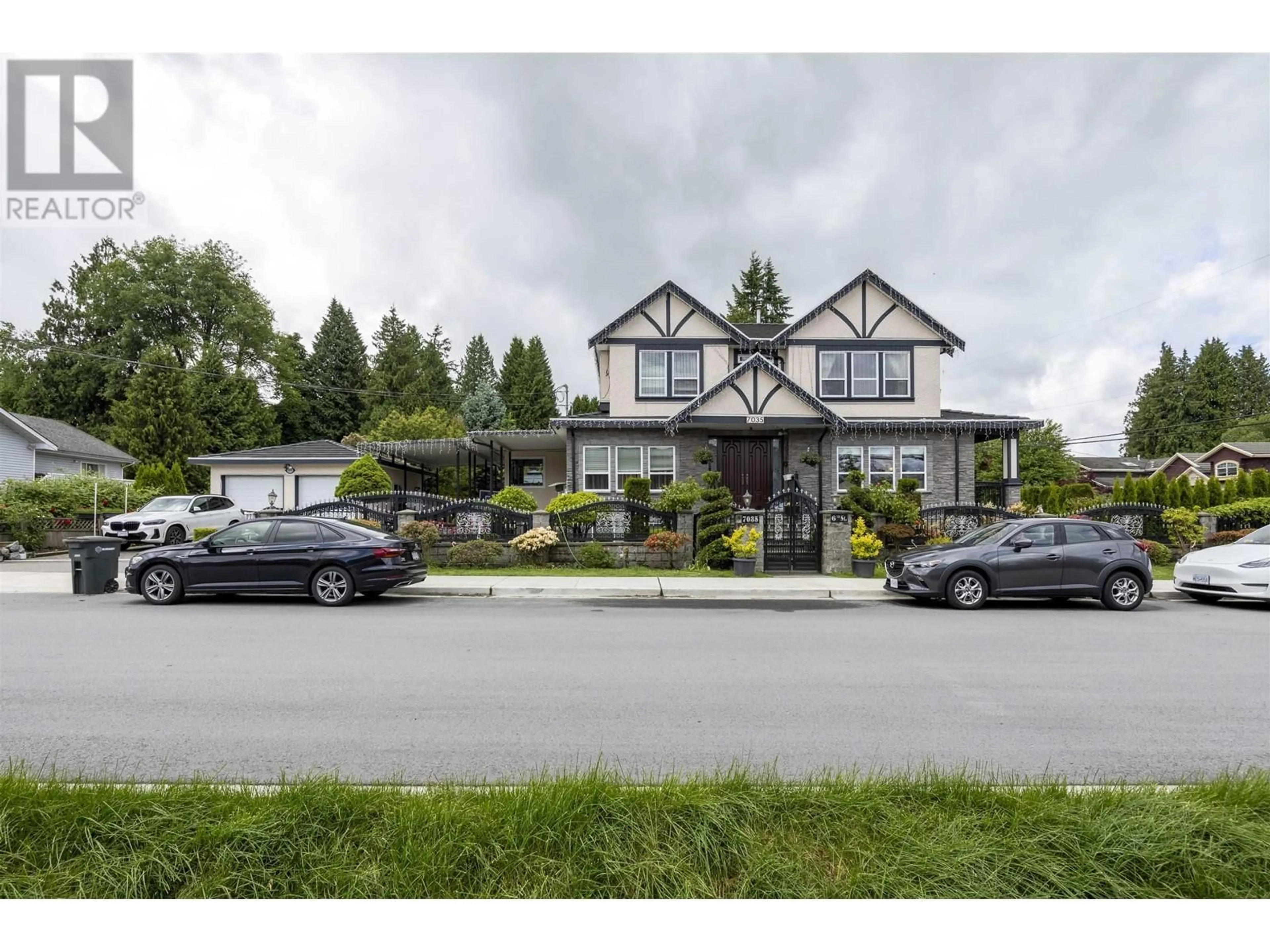 A pic from outside/outdoor area/front of a property/back of a property/a pic from drone, street for 7035 6TH STREET, Burnaby British Columbia V5E3T4