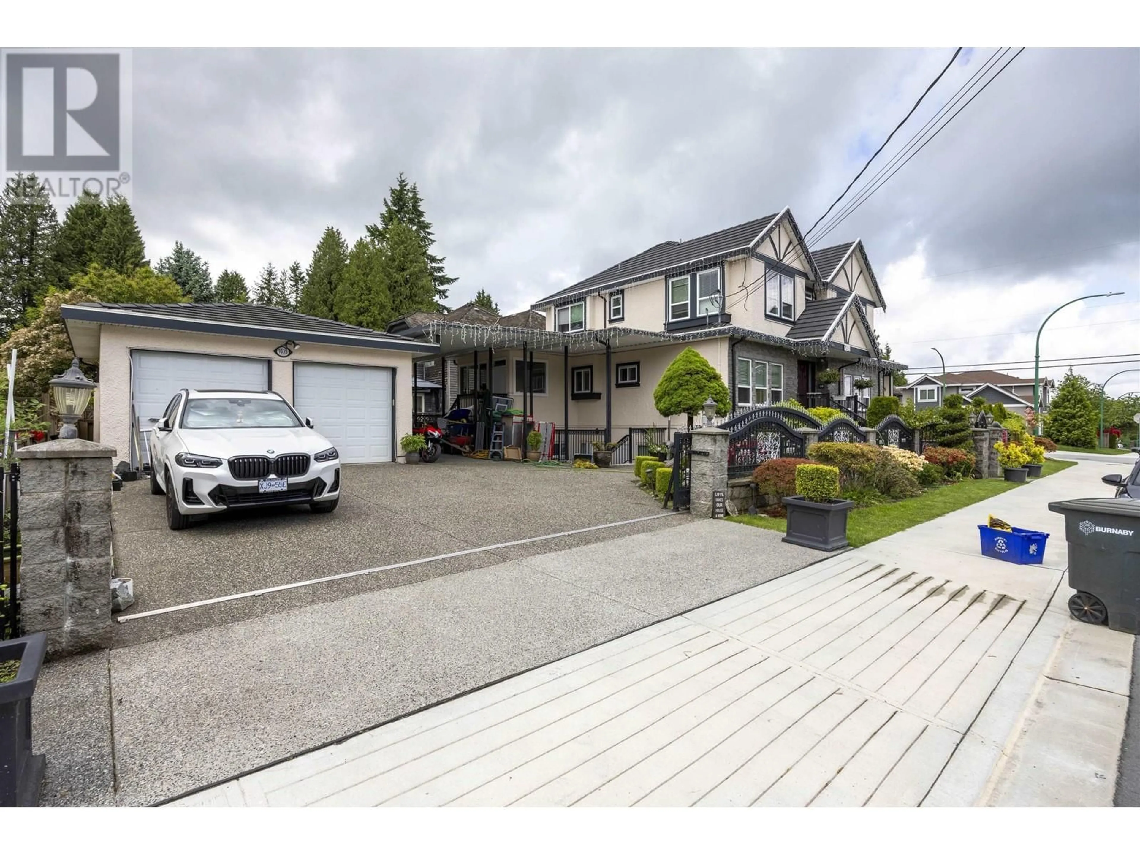 A pic from outside/outdoor area/front of a property/back of a property/a pic from drone, street for 7035 6TH STREET, Burnaby British Columbia V5E3T4