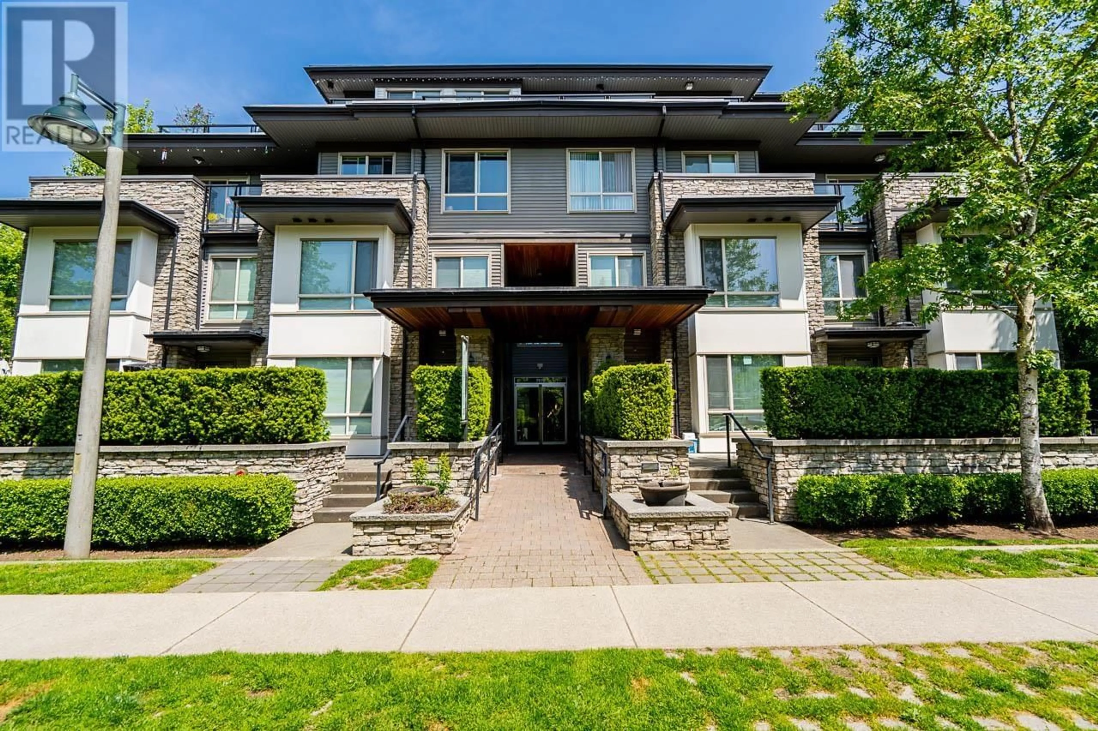 Patio, building for 602 - 7478 BYRNEPARK WALK, Burnaby British Columbia V3N0B5