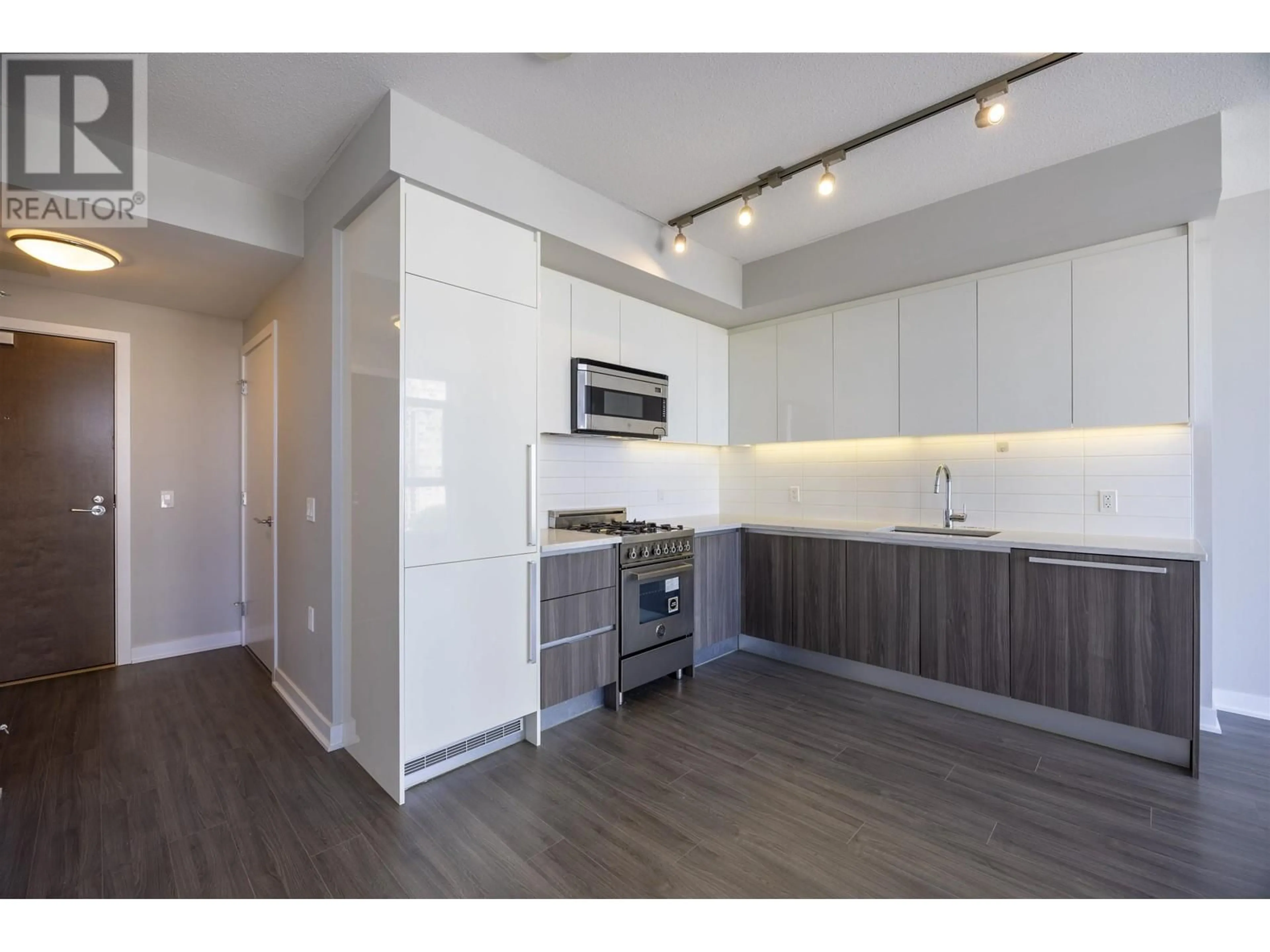 Open concept kitchen, wood/laminate floor for 1107 - 4900 LENNOX LANE, Burnaby British Columbia V5G0G9