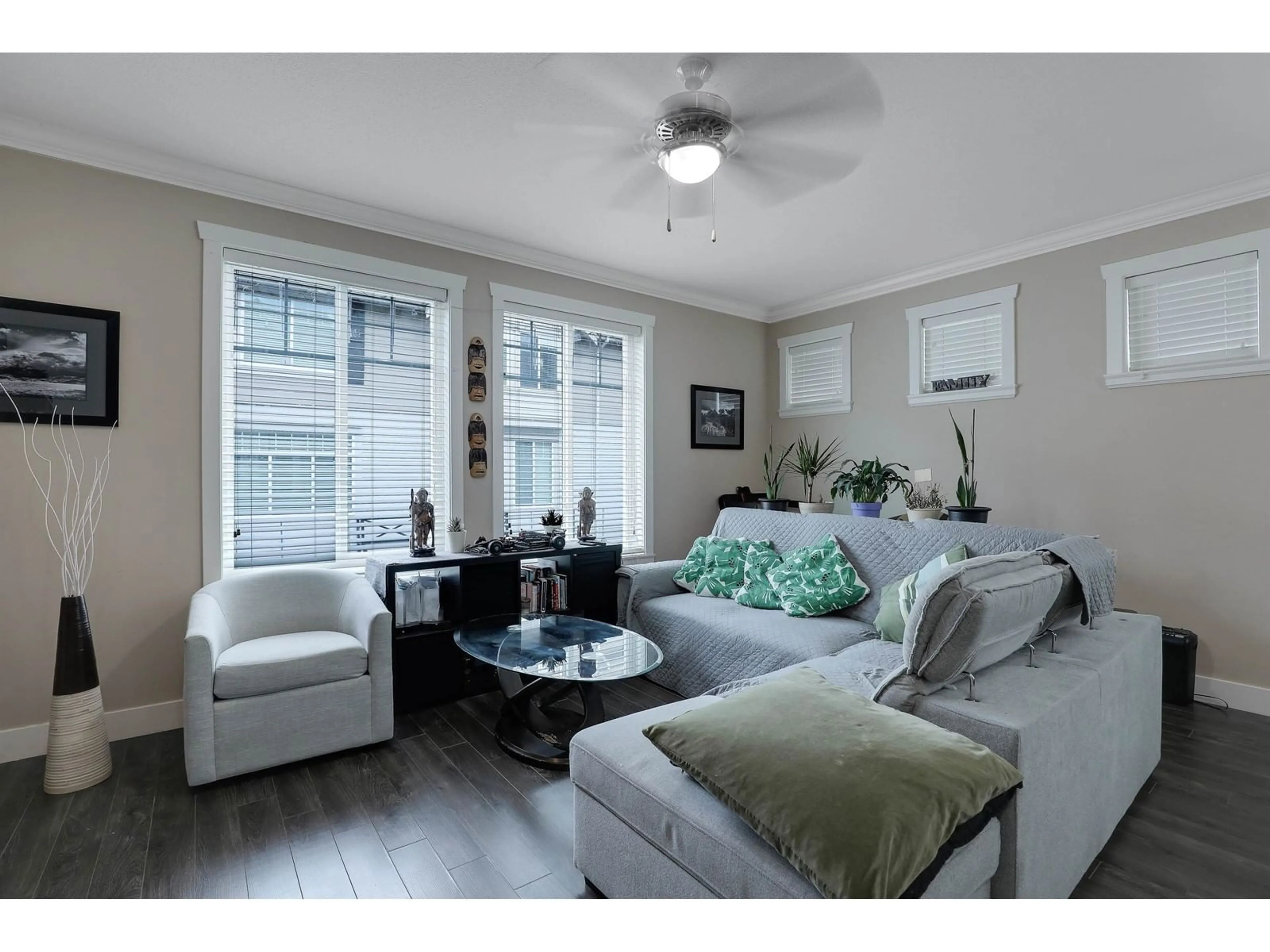 Living room with furniture, wood/laminate floor for 87 - 15399 GUILDFORD DRIVE, Surrey British Columbia V3R7C6