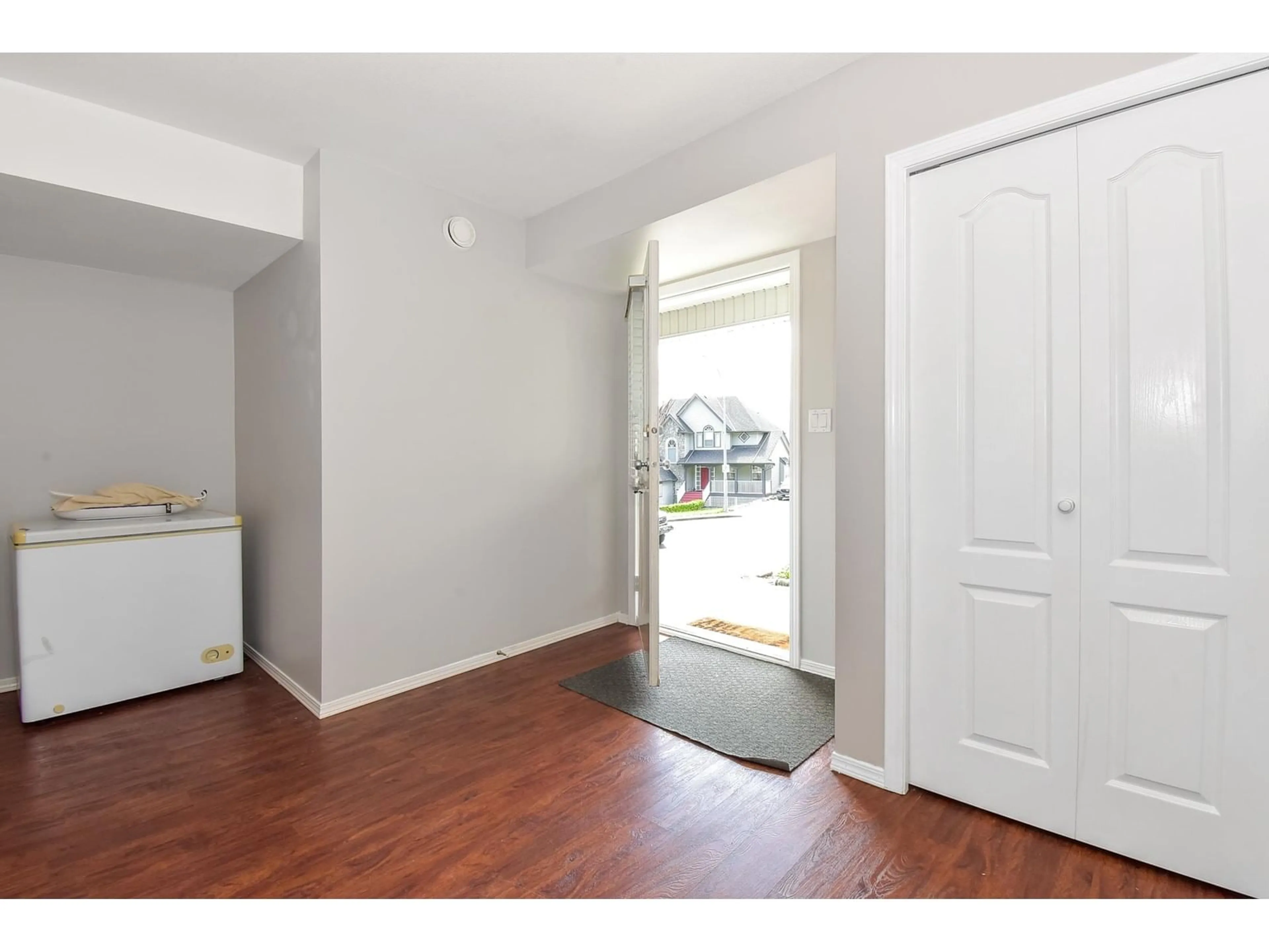 Indoor entryway for 36115 MARSHALL, Abbotsford British Columbia V3G2W9