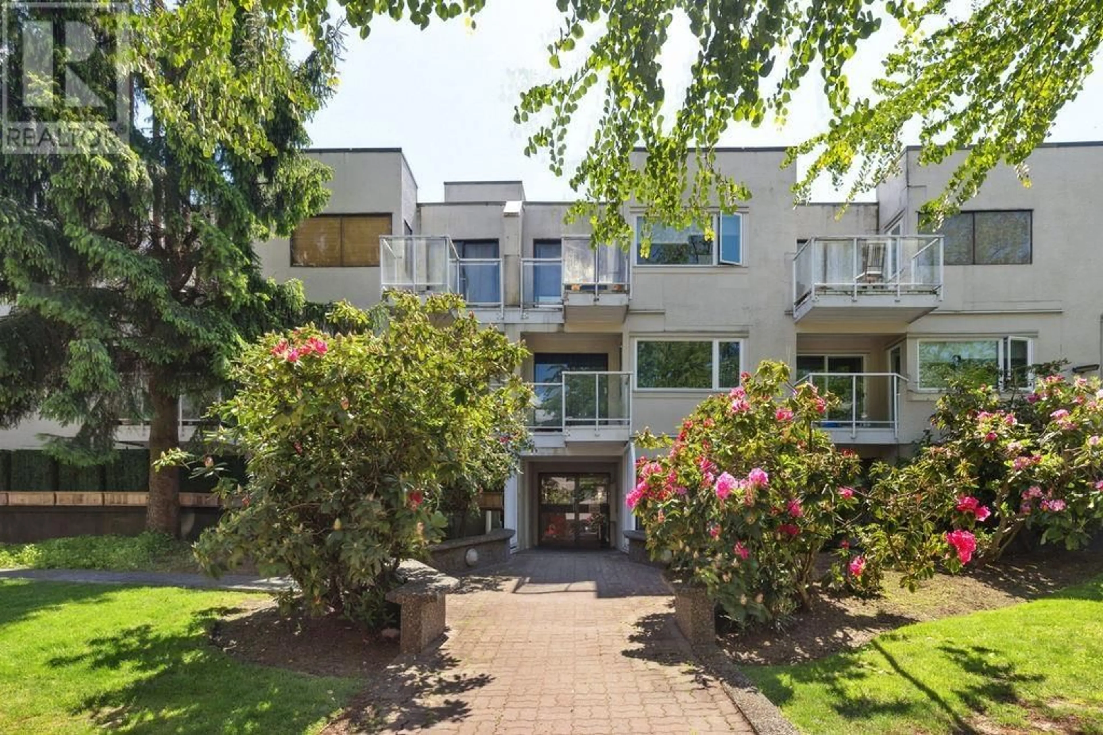 A pic from outside/outdoor area/front of a property/back of a property/a pic from drone, street for 102 - 830 7TH AVENUE, Vancouver British Columbia V5T4J2