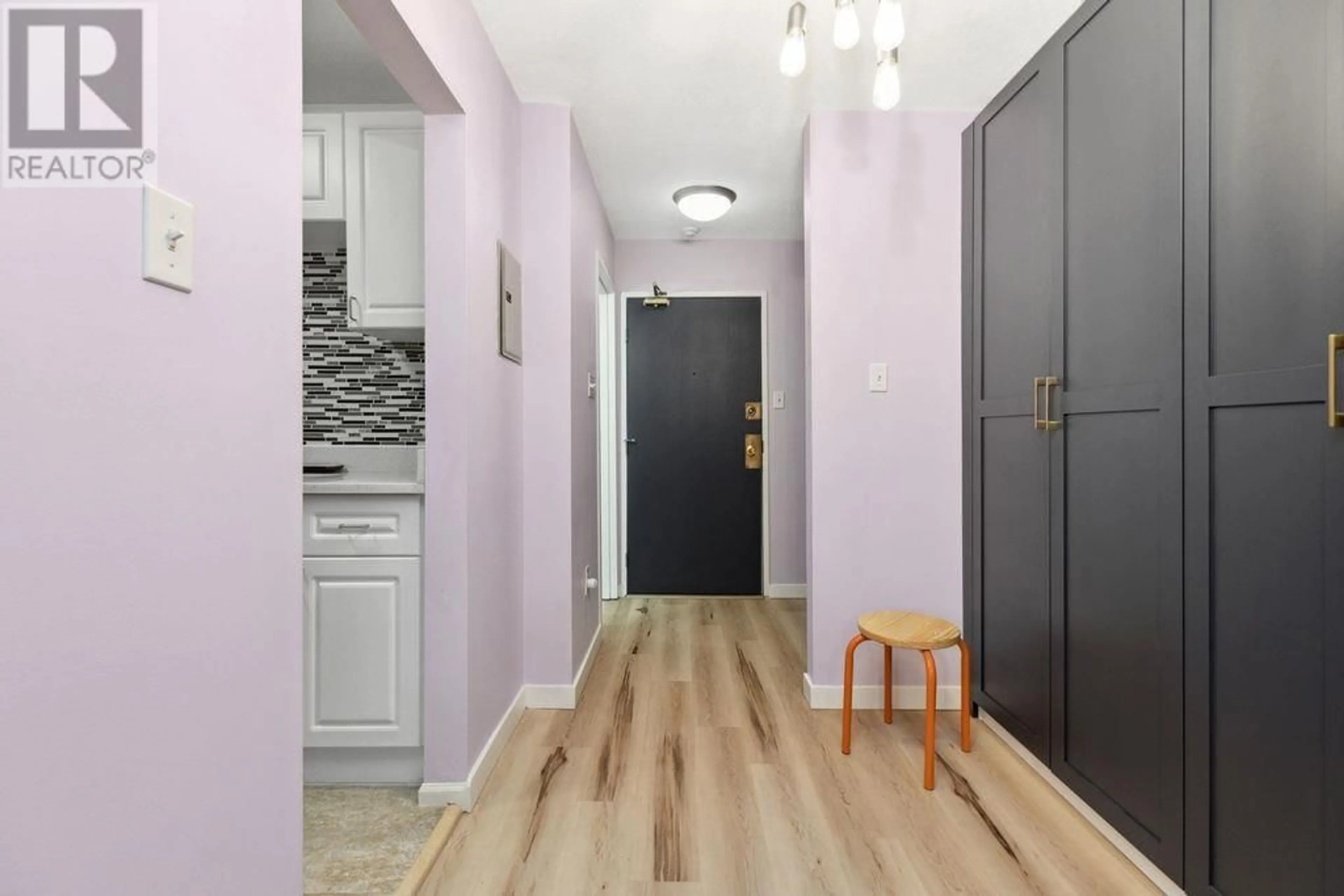 Indoor entryway for 102 - 830 7TH AVENUE, Vancouver British Columbia V5T4J2