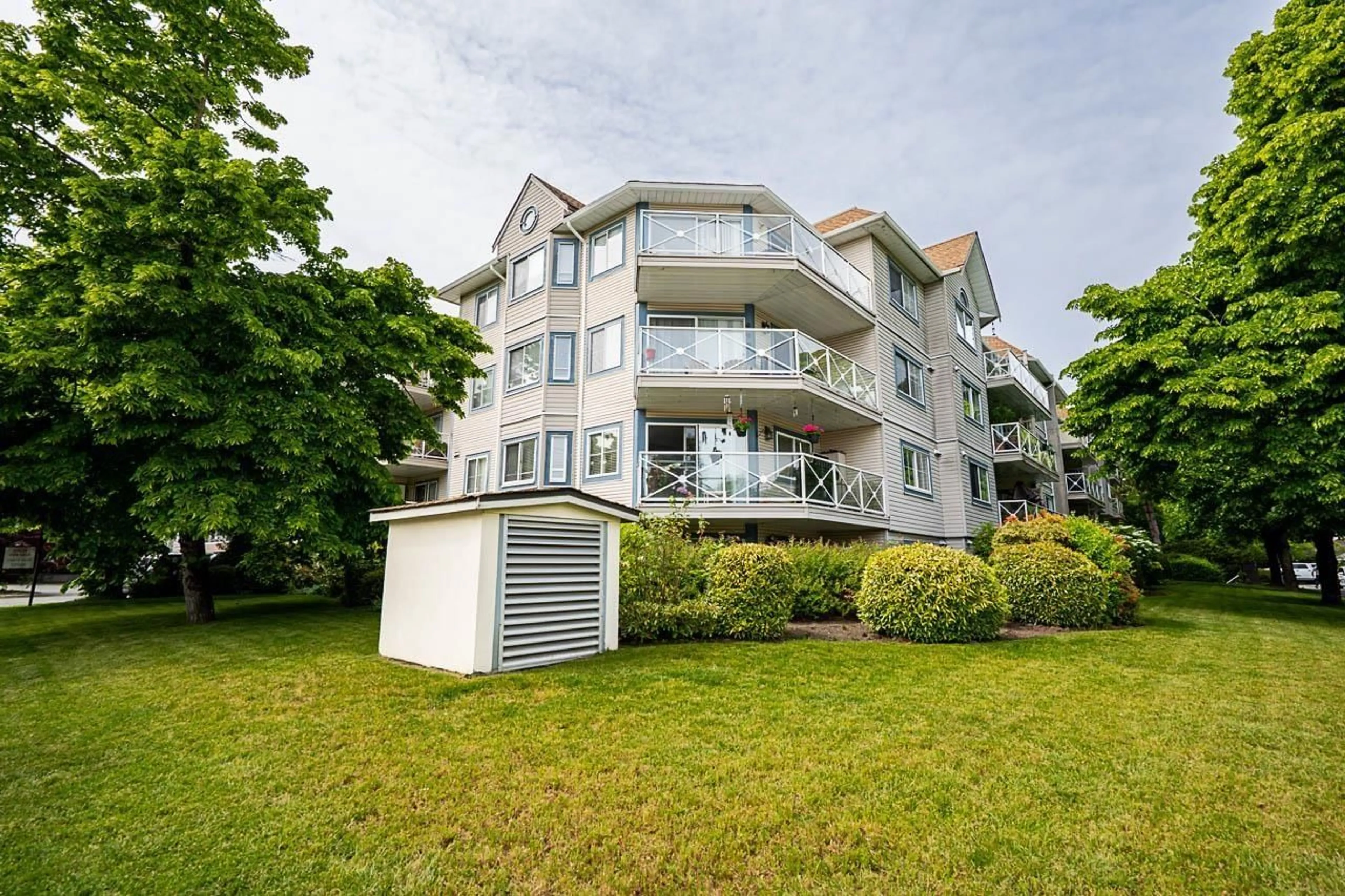 A pic from outside/outdoor area/front of a property/back of a property/a pic from drone, building for 311 - 12101 80, Surrey British Columbia V3W5V6