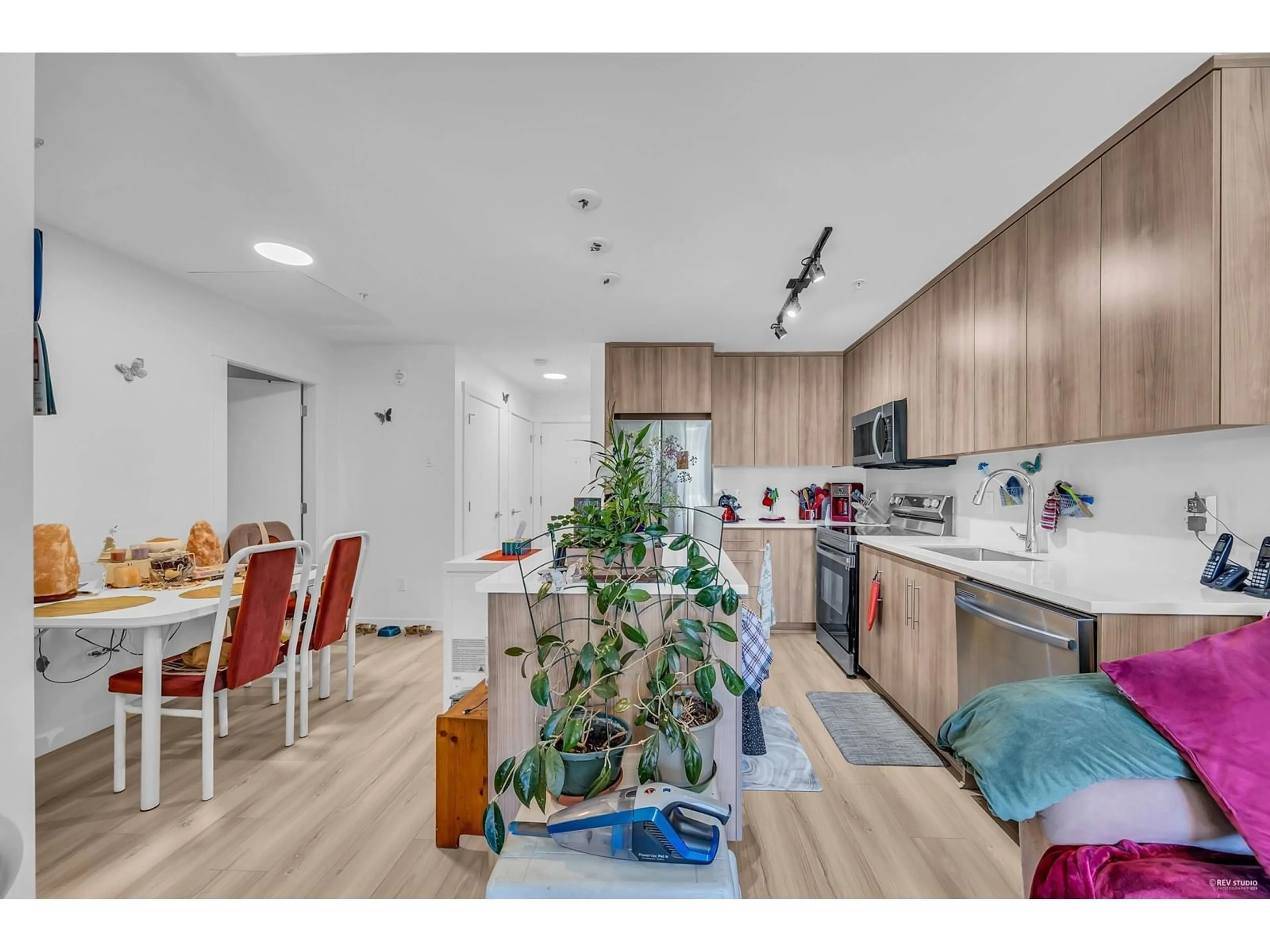 Open concept kitchen, wood/laminate floor for 106 - 5420 208, Langley British Columbia V3A2J9