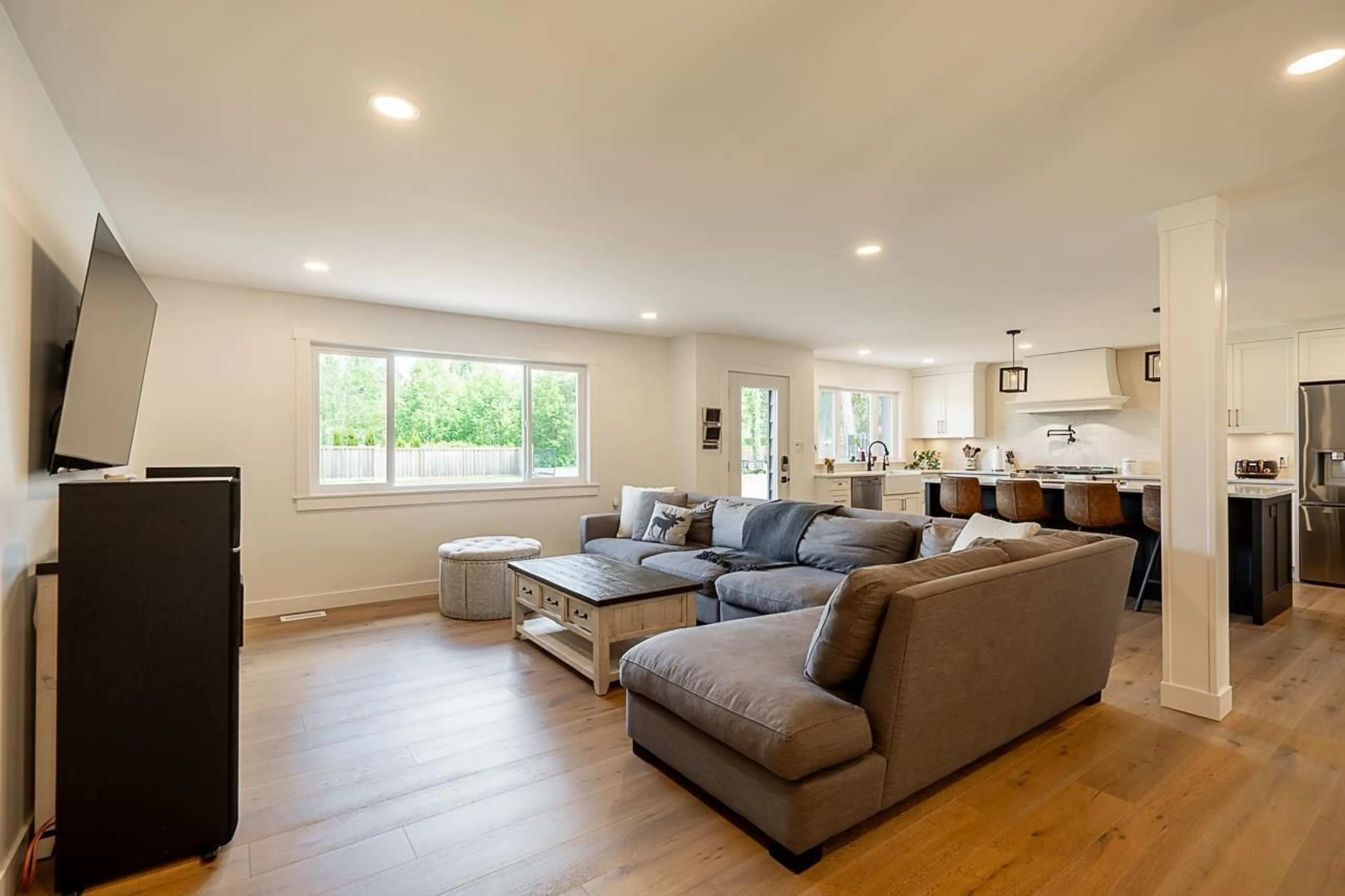 Living room with furniture, wood/laminate floor for 24780 40, Langley British Columbia V2Z2L9