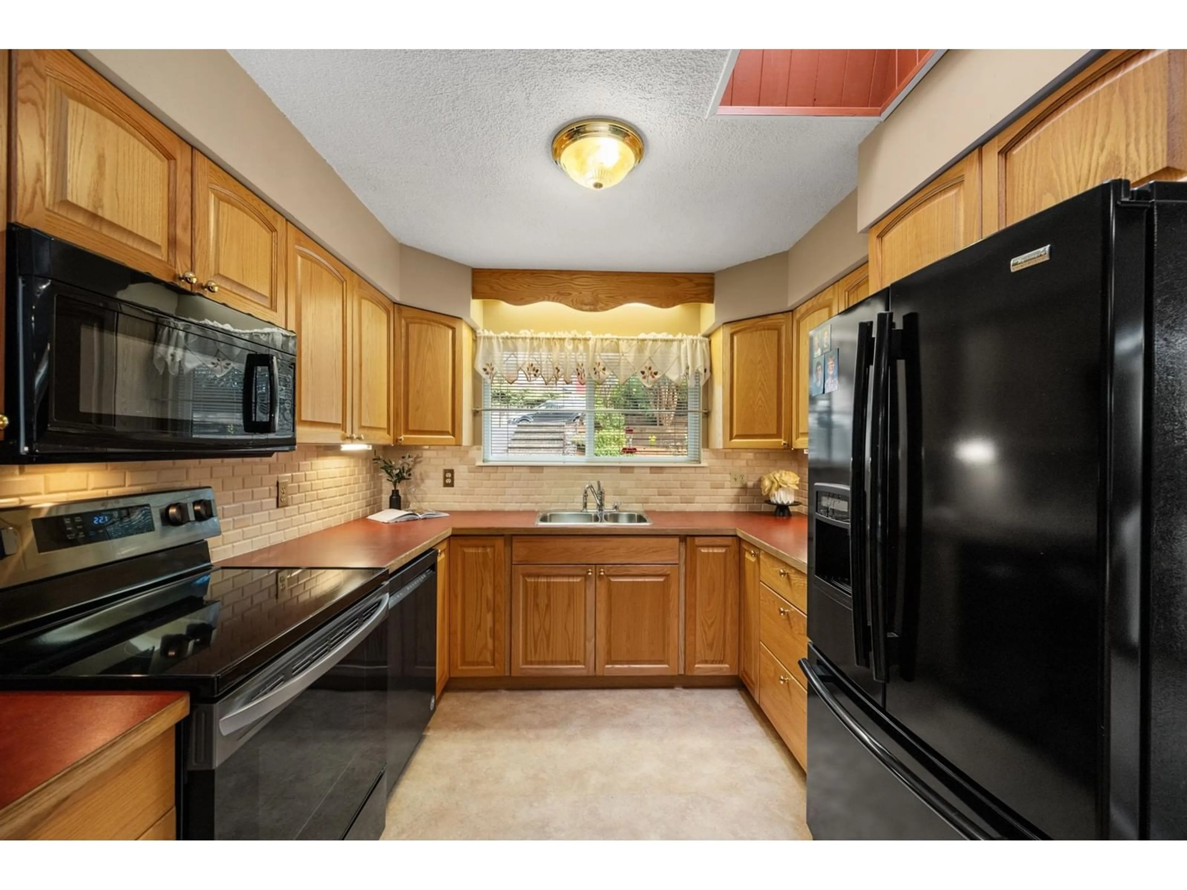 Standard kitchen, ceramic/tile floor for 7433 BARRYMORE, Delta British Columbia V4C6X5