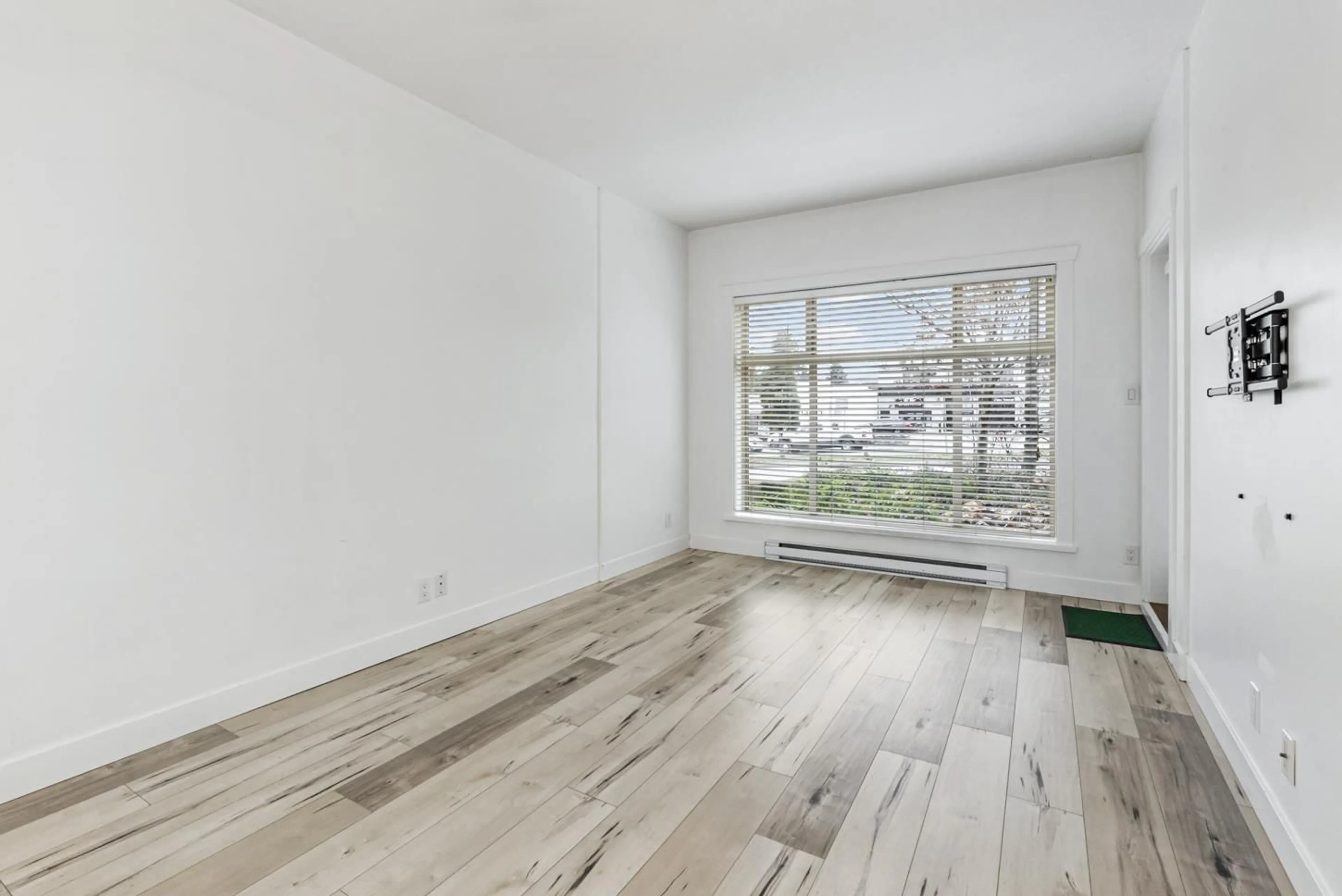 A pic of a room for 103 - 13468 KING GEORGE, Surrey British Columbia V3T0H5