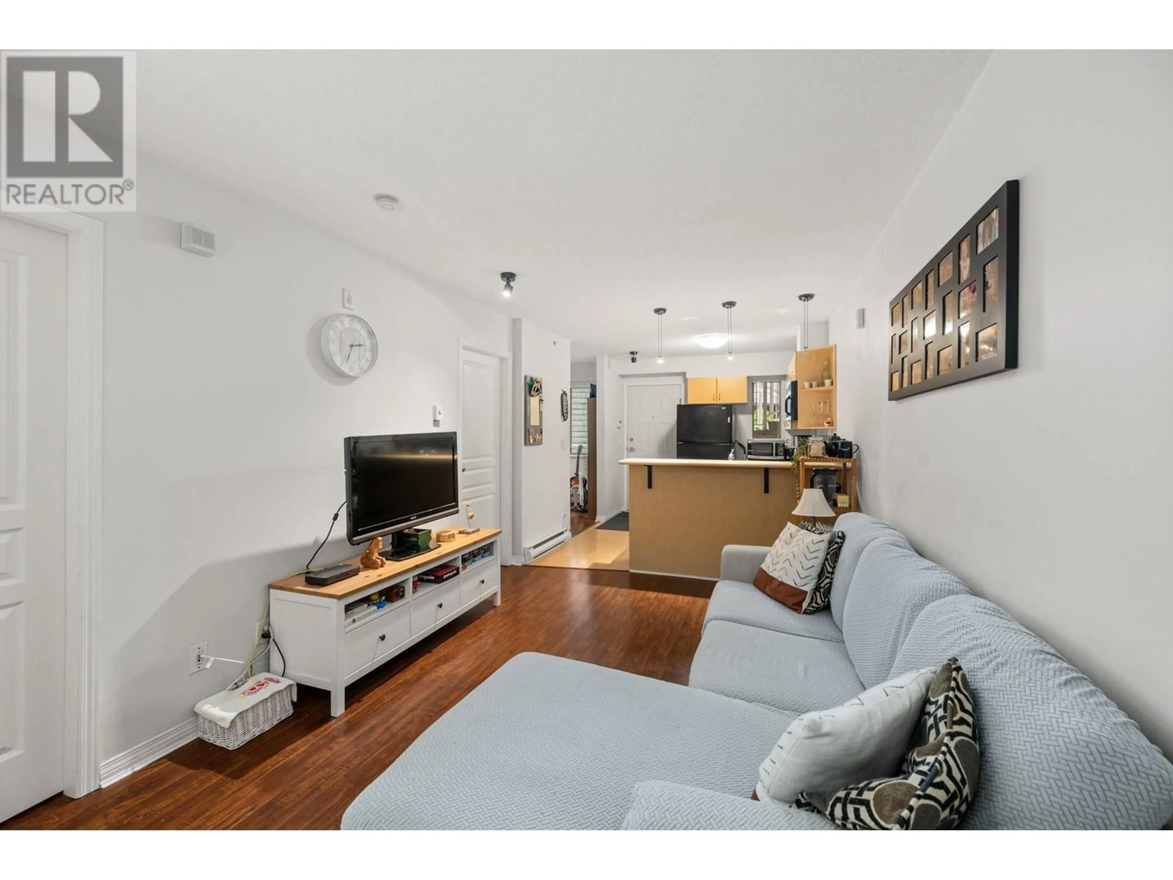 Living room with furniture, unknown for 225 - 528 ROCHESTER AVENUE, Coquitlam British Columbia V3K7A5