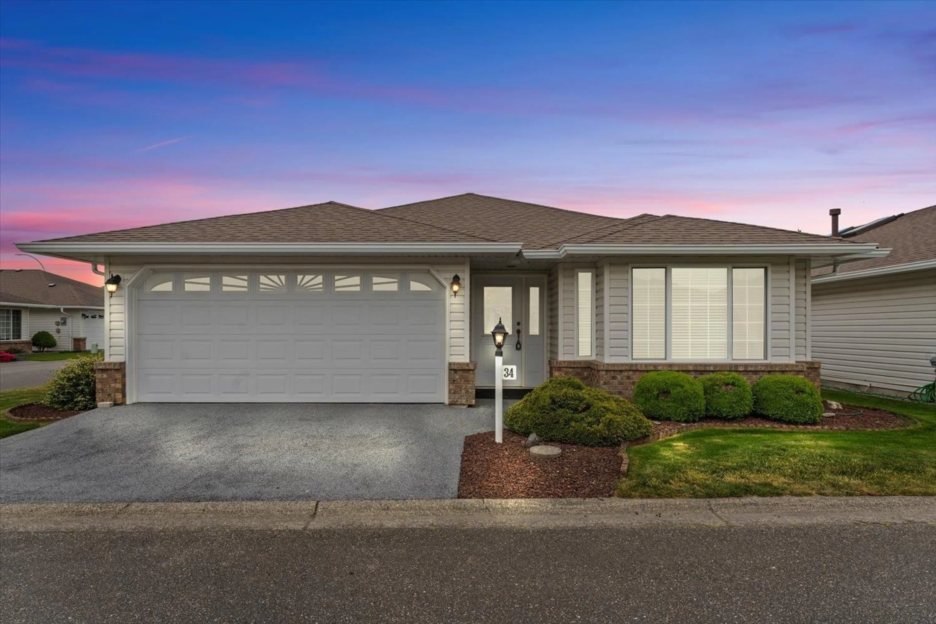Home with vinyl exterior material, street for 34 - 46485 AIRPORT ROAD, Chilliwack British Columbia V2P7Y1