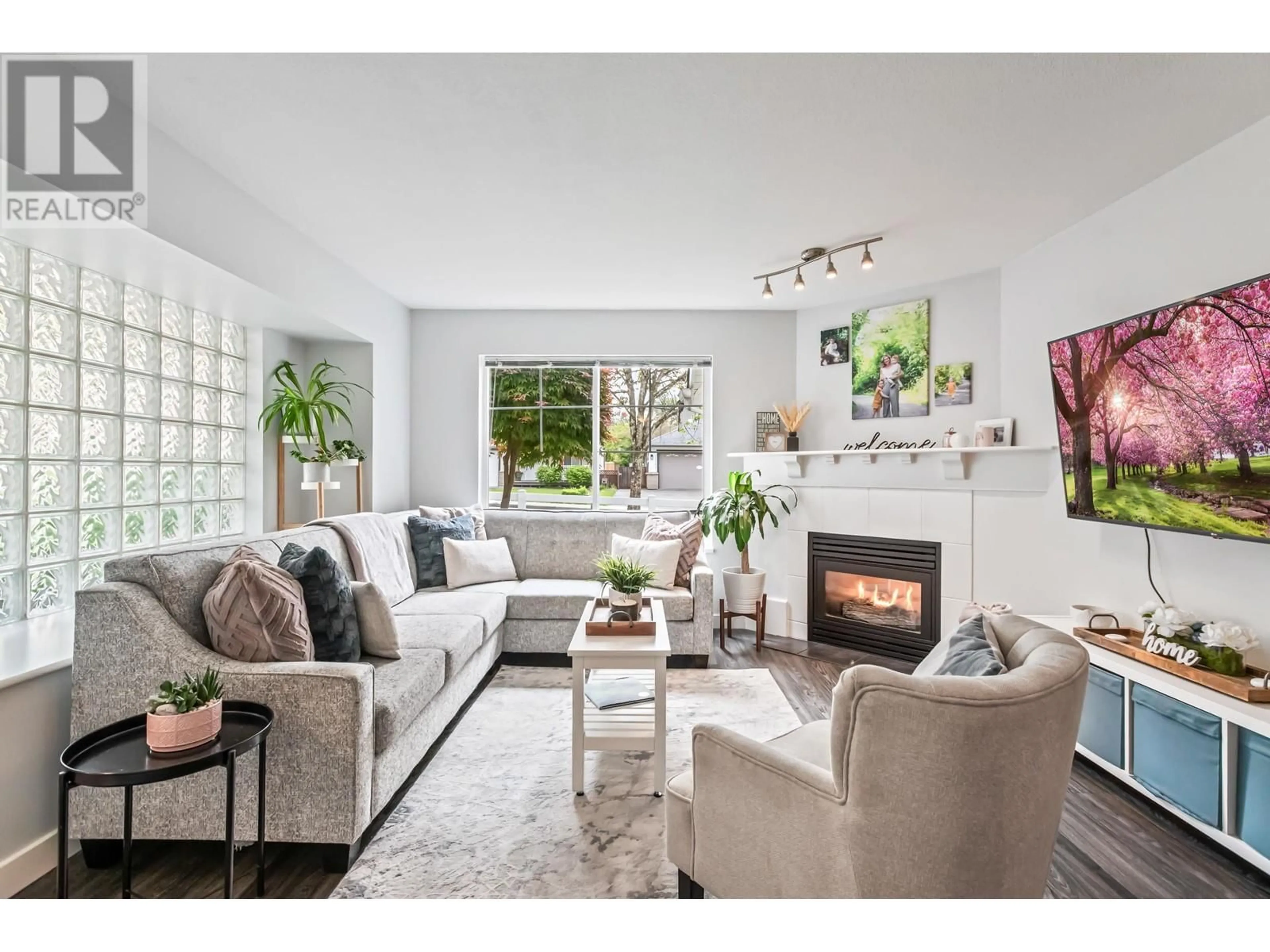 Living room with furniture, unknown for 9 - 23560 119 AVENUE, Maple Ridge British Columbia V4R2P5