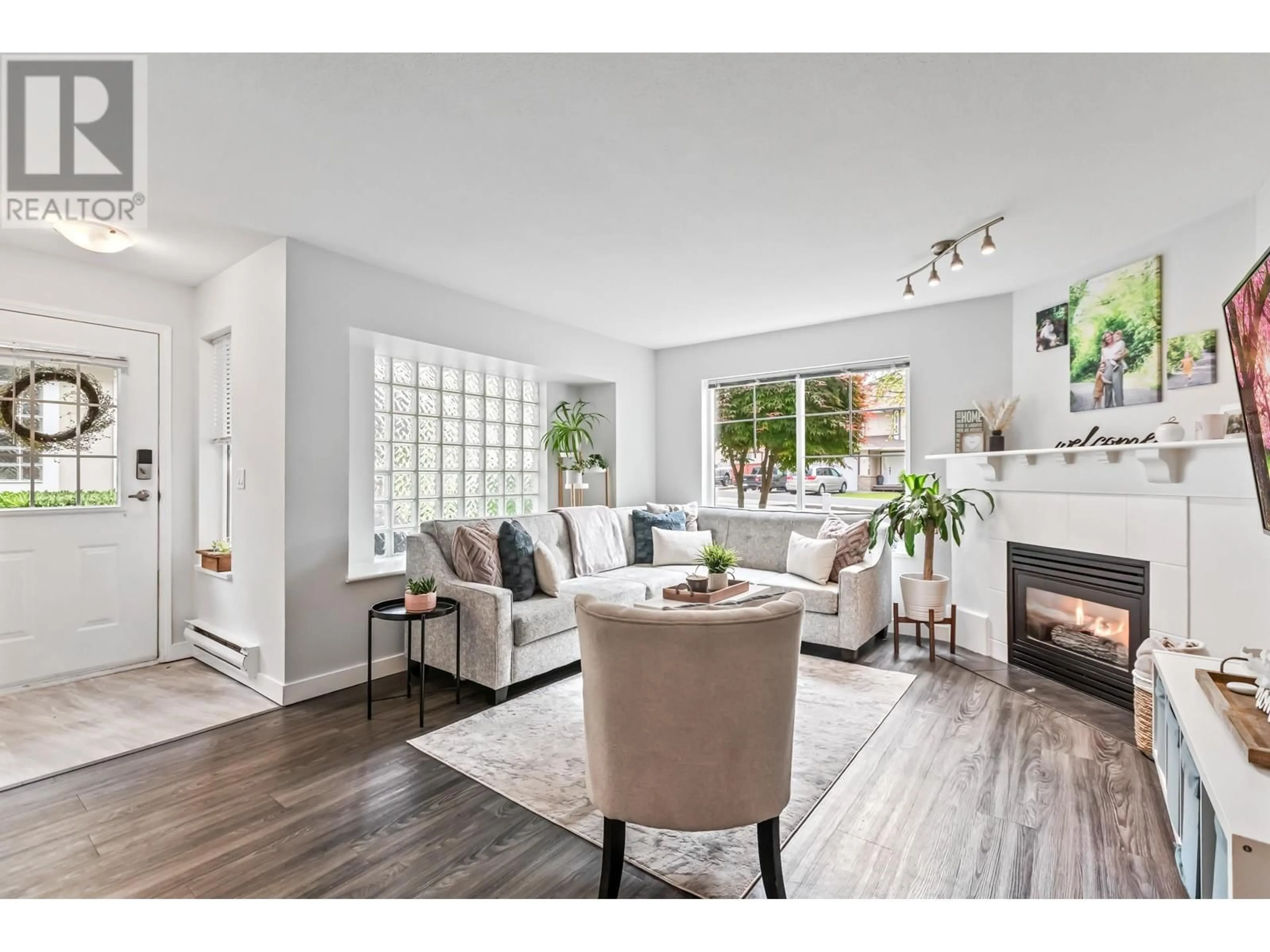 Living room with furniture, unknown for 9 - 23560 119 AVENUE, Maple Ridge British Columbia V4R2P5