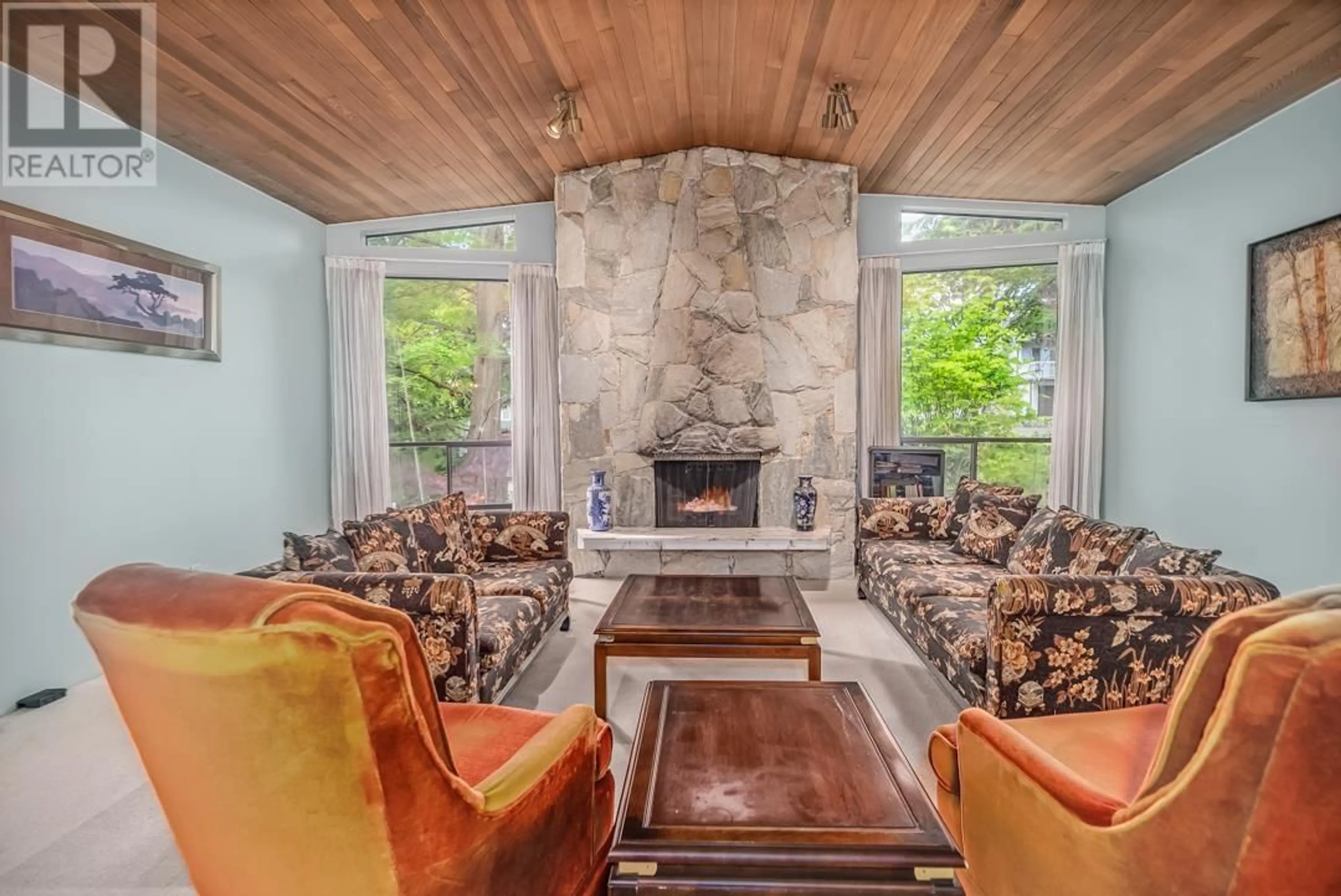 Living room with furniture, unknown for 4480 FITZGERALD AVENUE, Burnaby British Columbia V5G3R8