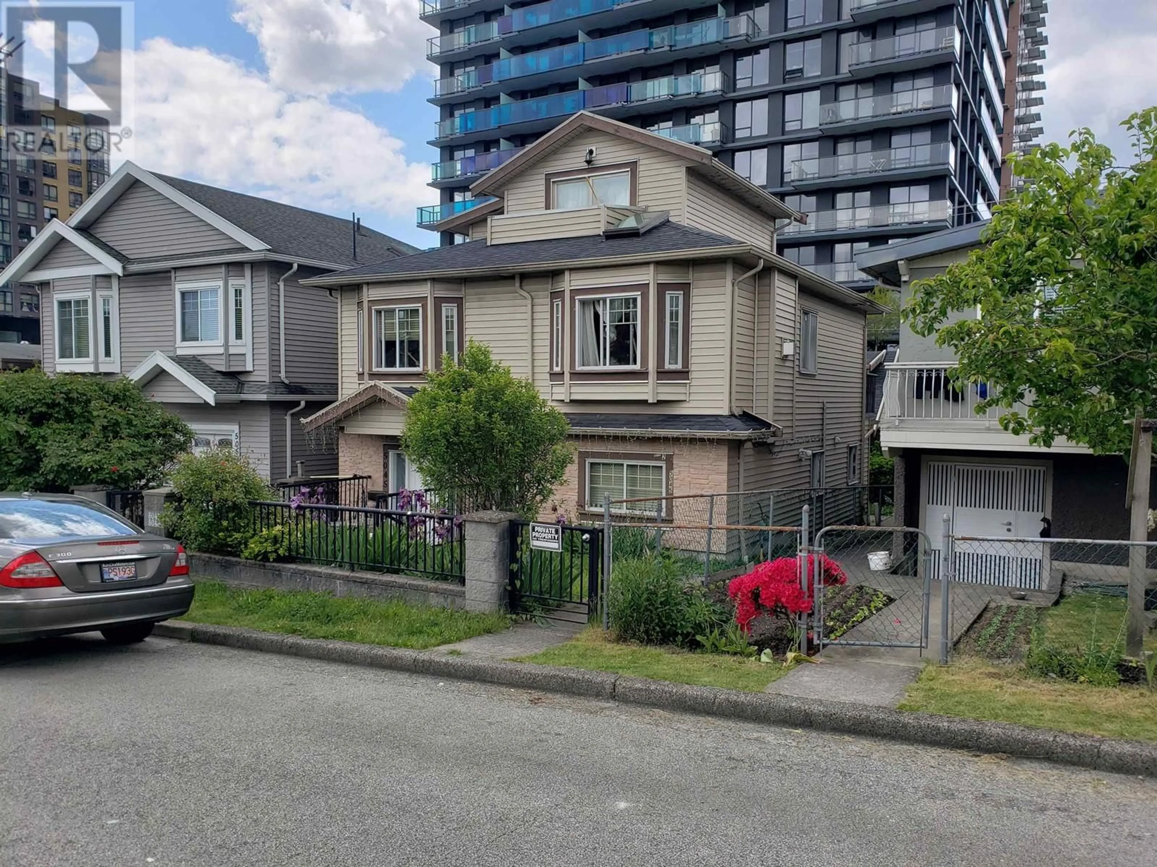 A pic from outside/outdoor area/front of a property/back of a property/a pic from drone, street for 5045 PAYNE STREET, Vancouver British Columbia V5R4J5