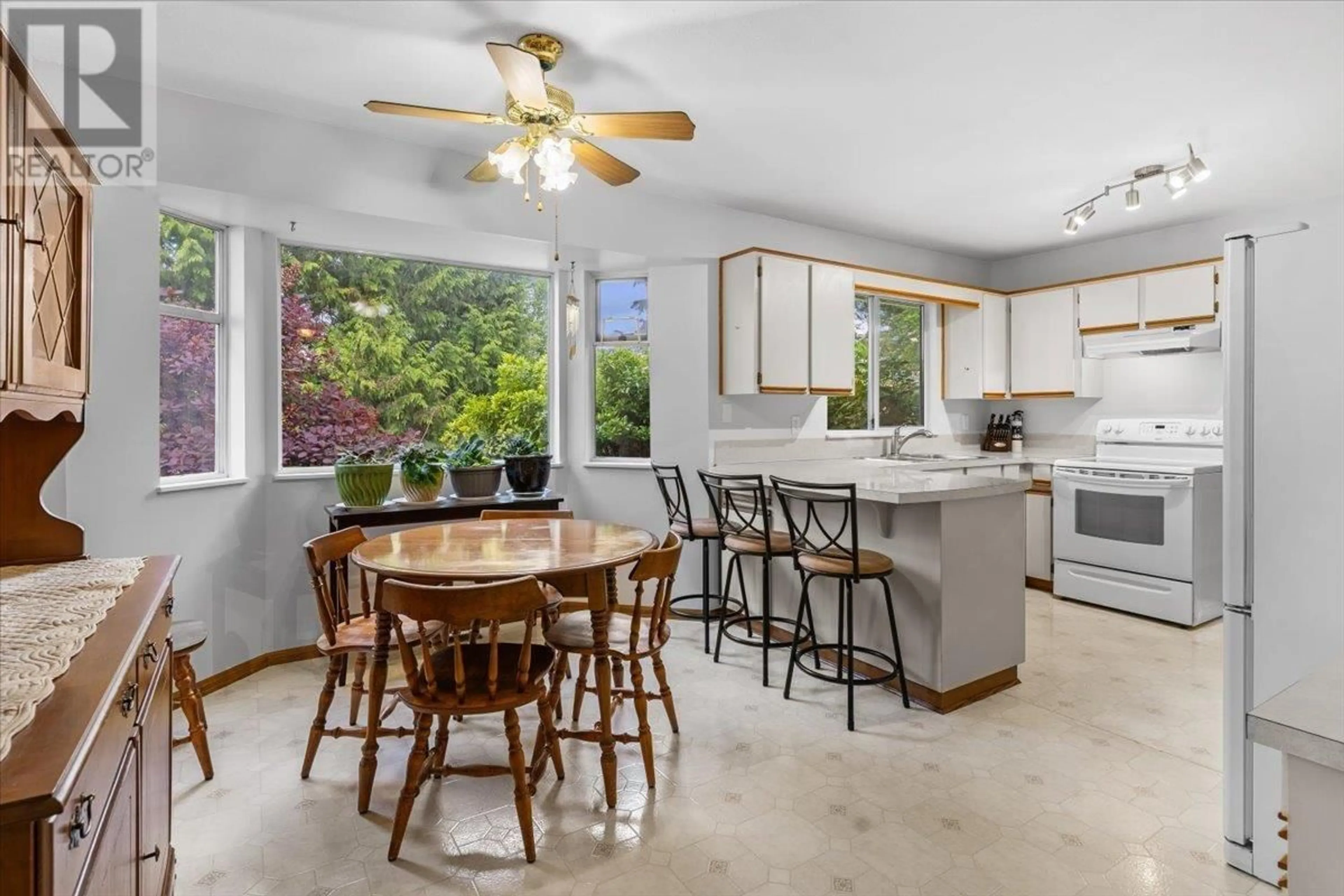 Open concept kitchen, ceramic/tile floor for 22518 KENDRICK LOOP, Maple Ridge British Columbia V2X9N5
