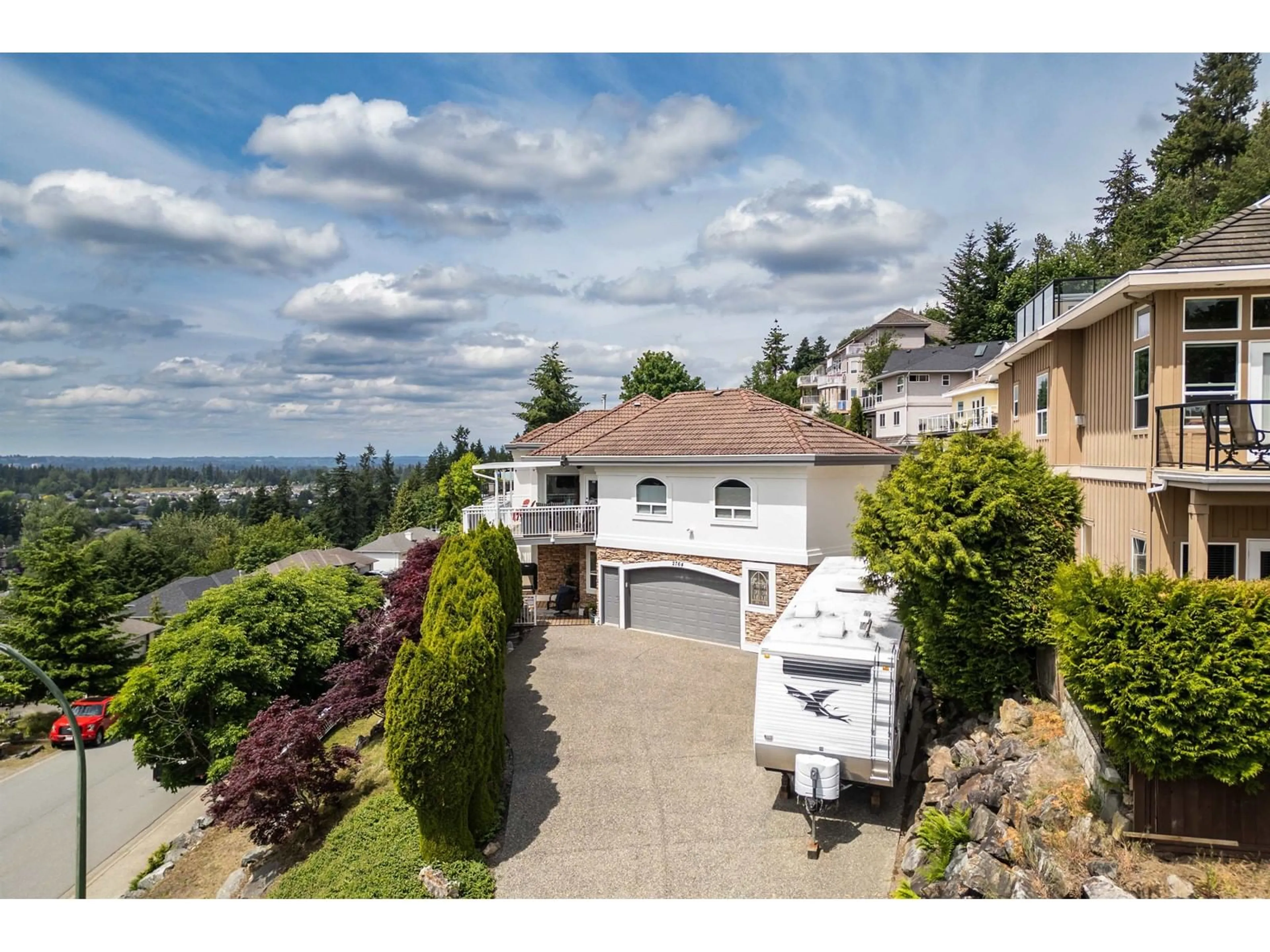 A pic from outside/outdoor area/front of a property/back of a property/a pic from drone, mountain view for 2764 ST MORITZ, Abbotsford British Columbia V3G1C3