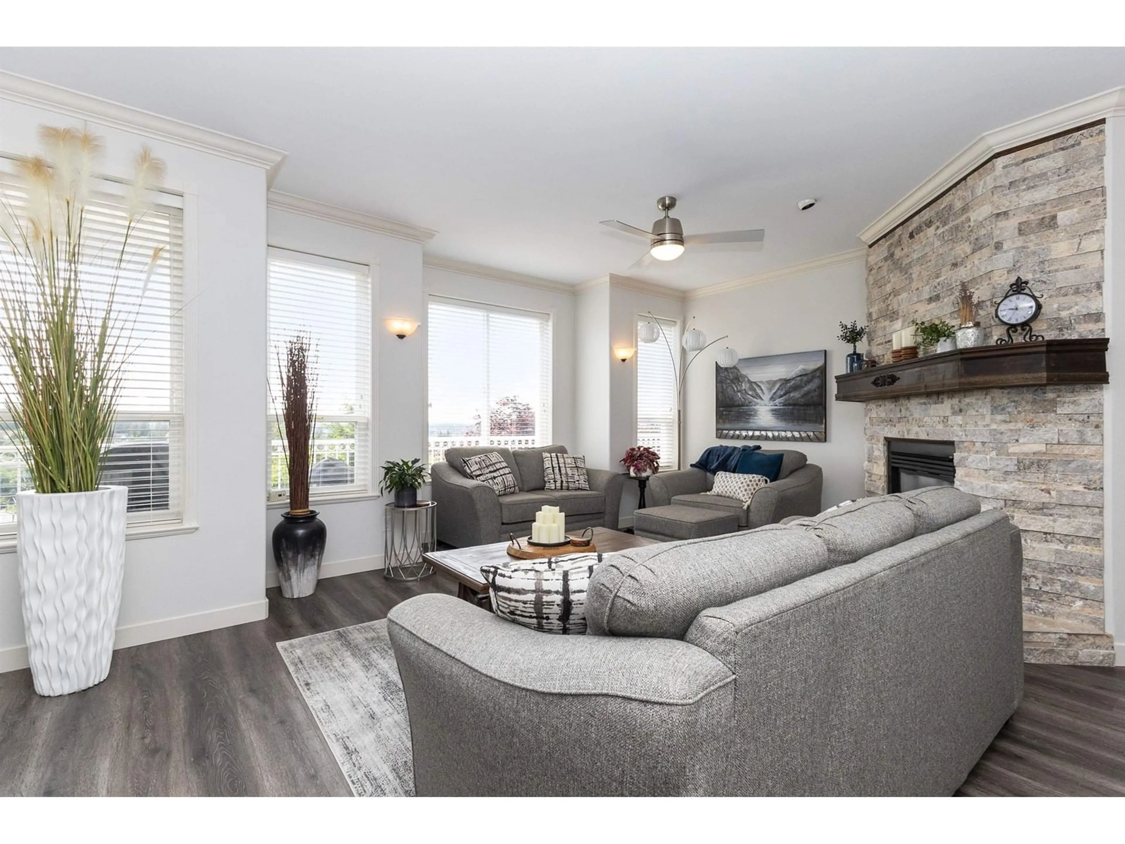 Living room with furniture, wood/laminate floor for 2764 ST MORITZ, Abbotsford British Columbia V3G1C3