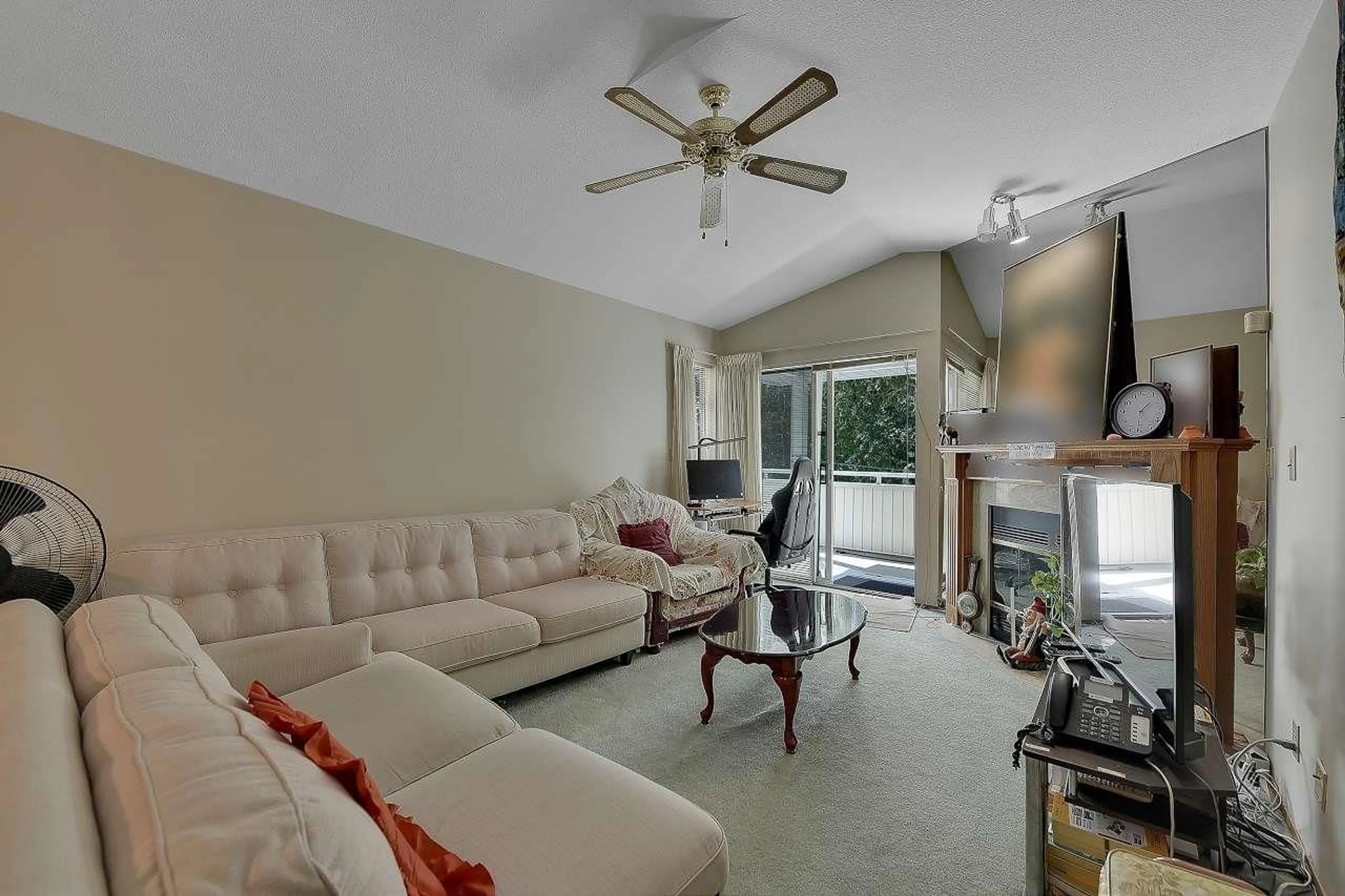 Living room with furniture, unknown for 204 - 7156 121, Surrey British Columbia V3W0J6