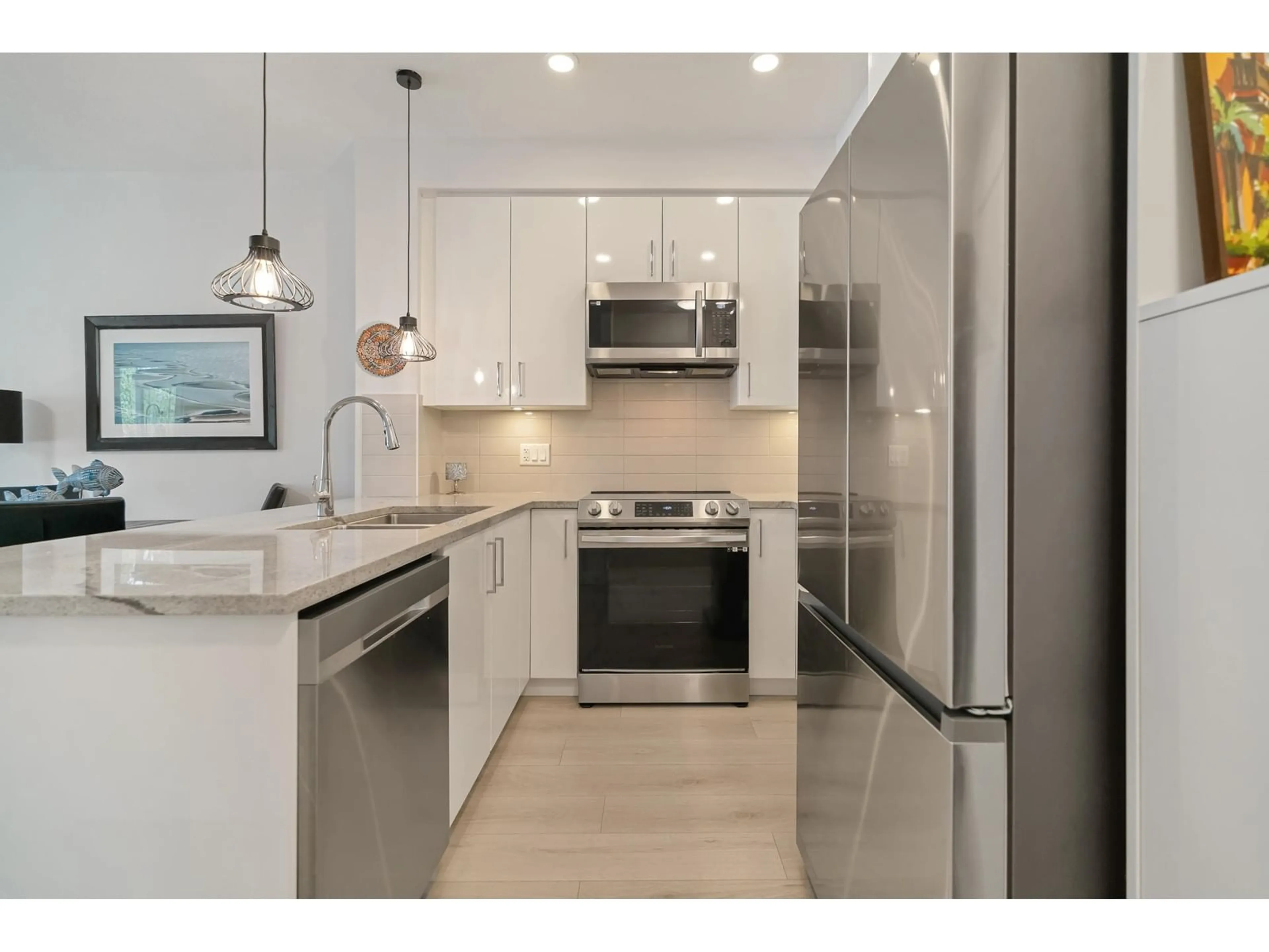 Open concept kitchen, unknown for 313 - 32690 14, Mission British Columbia V2V0K5