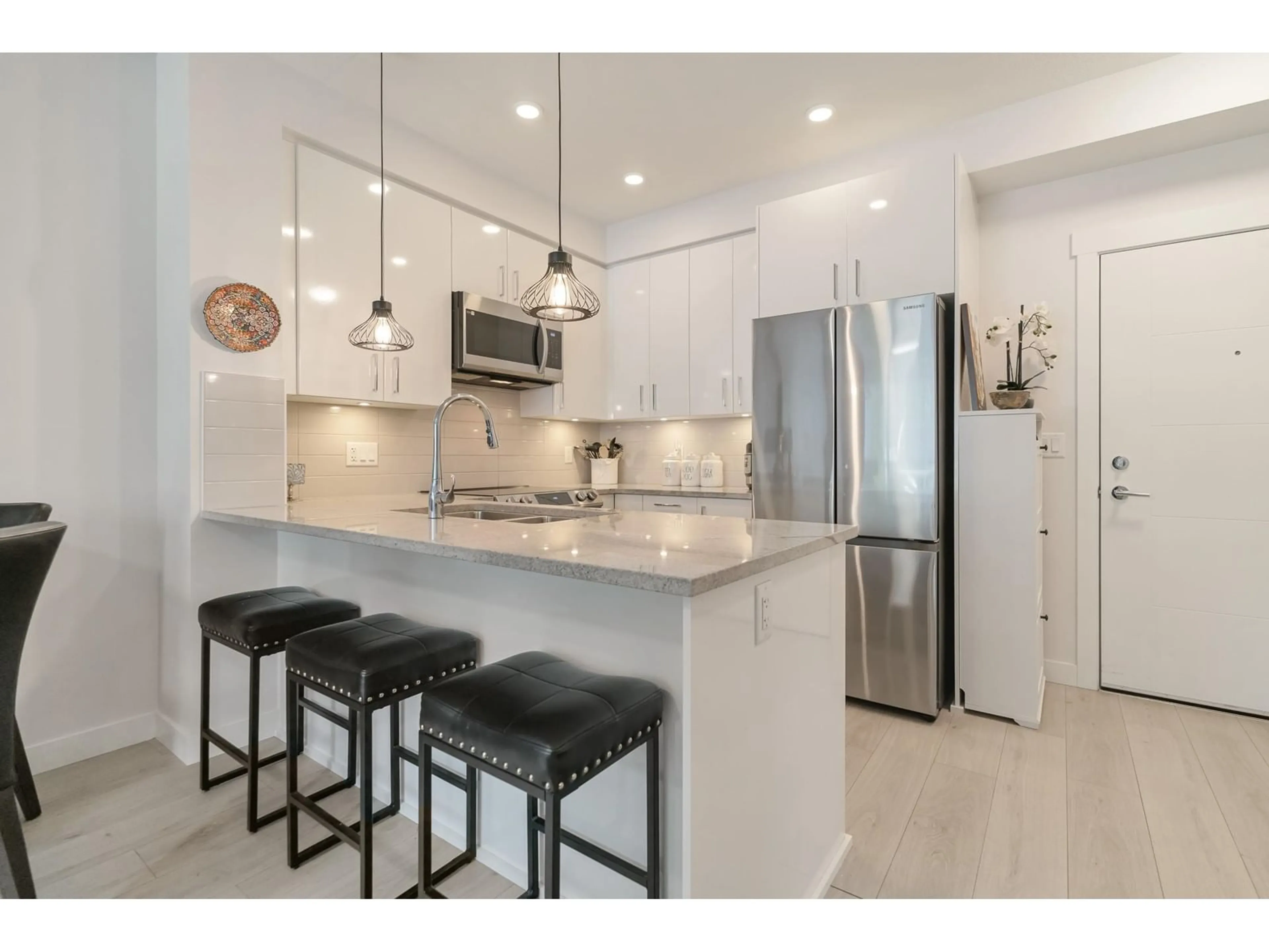 Open concept kitchen, ceramic/tile floor for 313 - 32690 14, Mission British Columbia V2V0K5