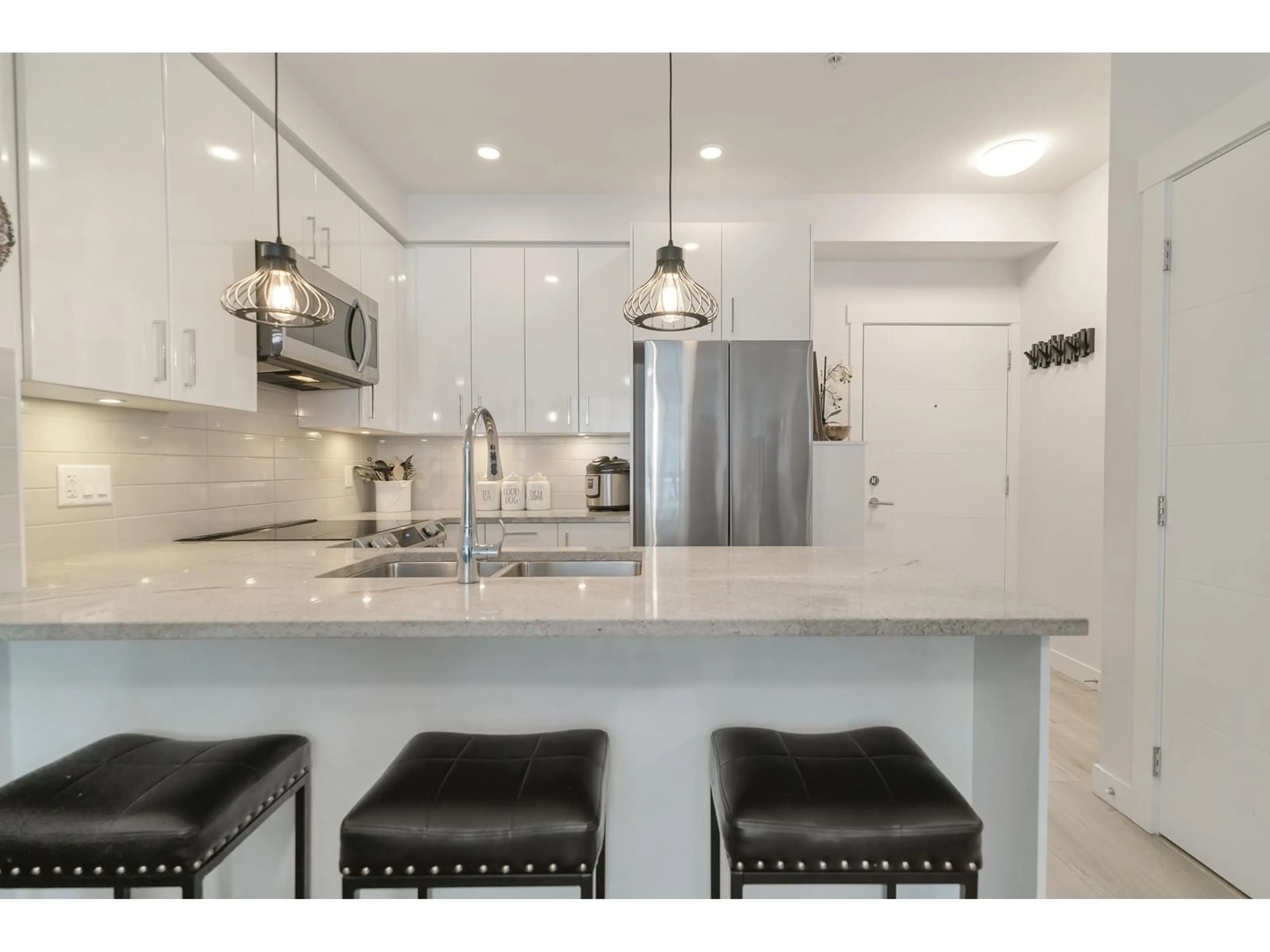Open concept kitchen, ceramic/tile floor for 313 - 32690 14, Mission British Columbia V2V0K5