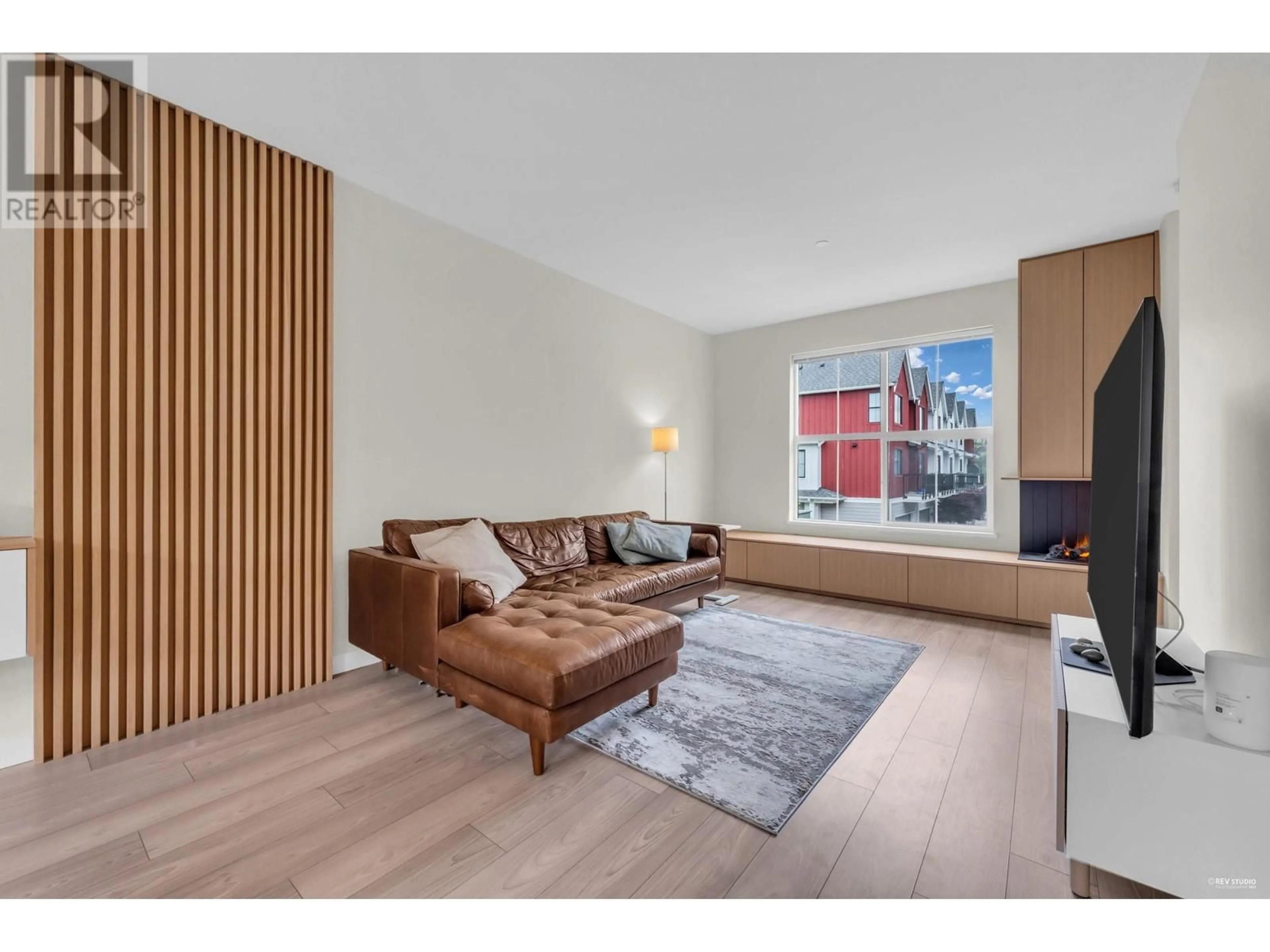 Living room with furniture, wood/laminate floor for 83 - 488 FURNESS STREET, New Westminster British Columbia V3M0M1