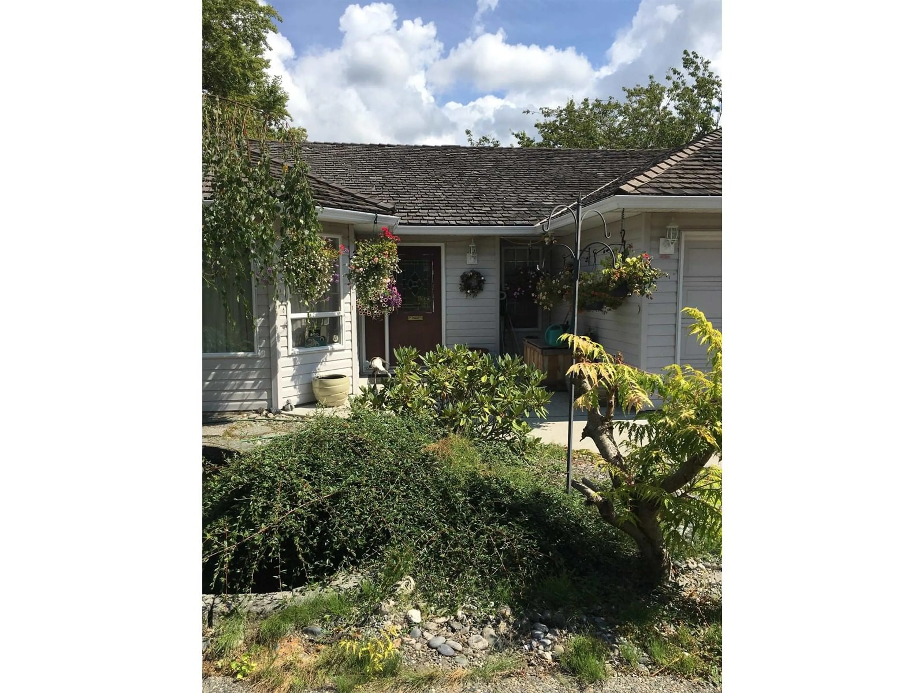 A pic from outside/outdoor area/front of a property/back of a property/a pic from drone, street for 1187 KING GEORGE, Surrey British Columbia V4A4Z1