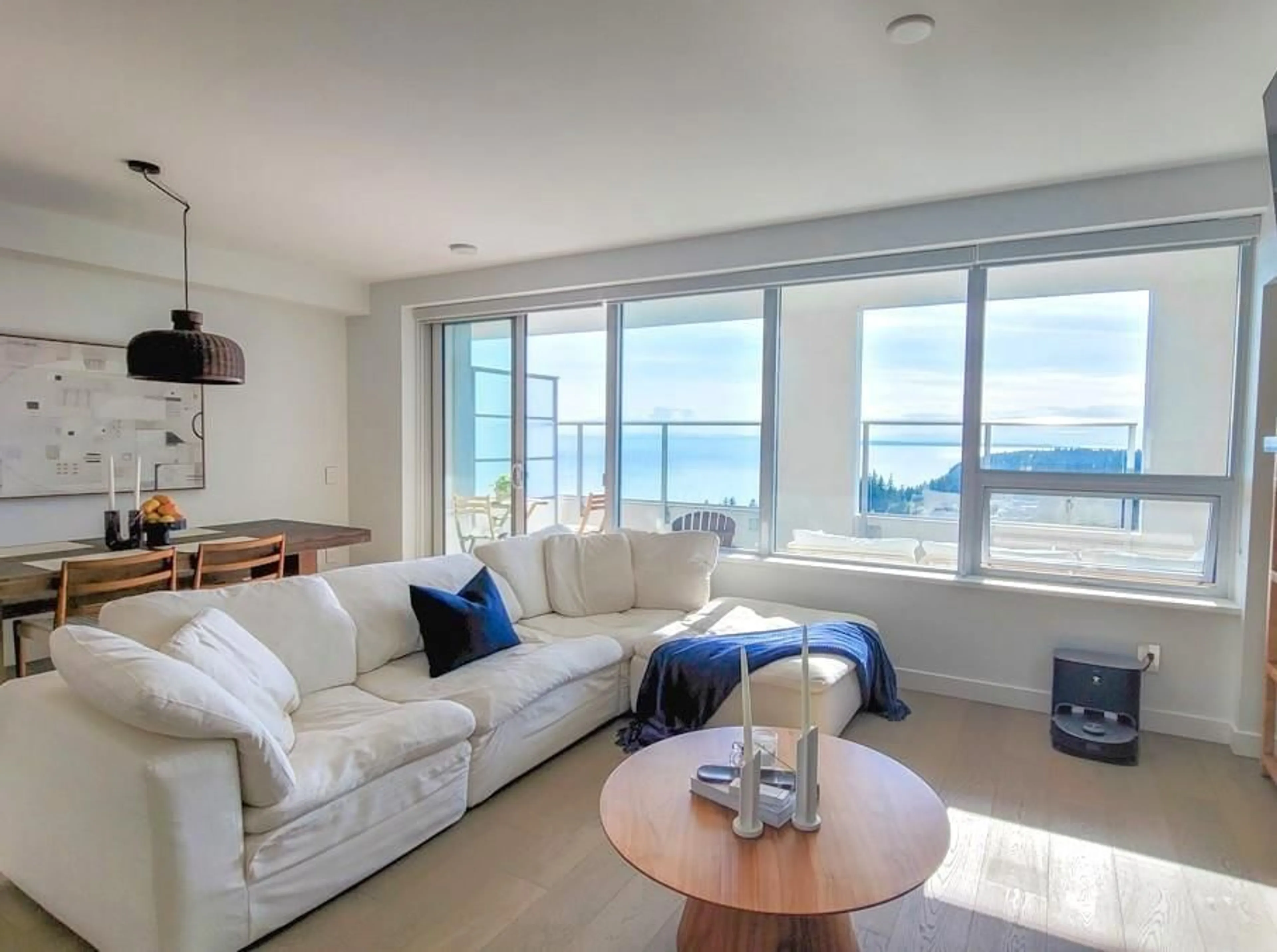 Living room with furniture, unknown for 1502 - 15165 THRIFT, White Rock British Columbia V4B0C1