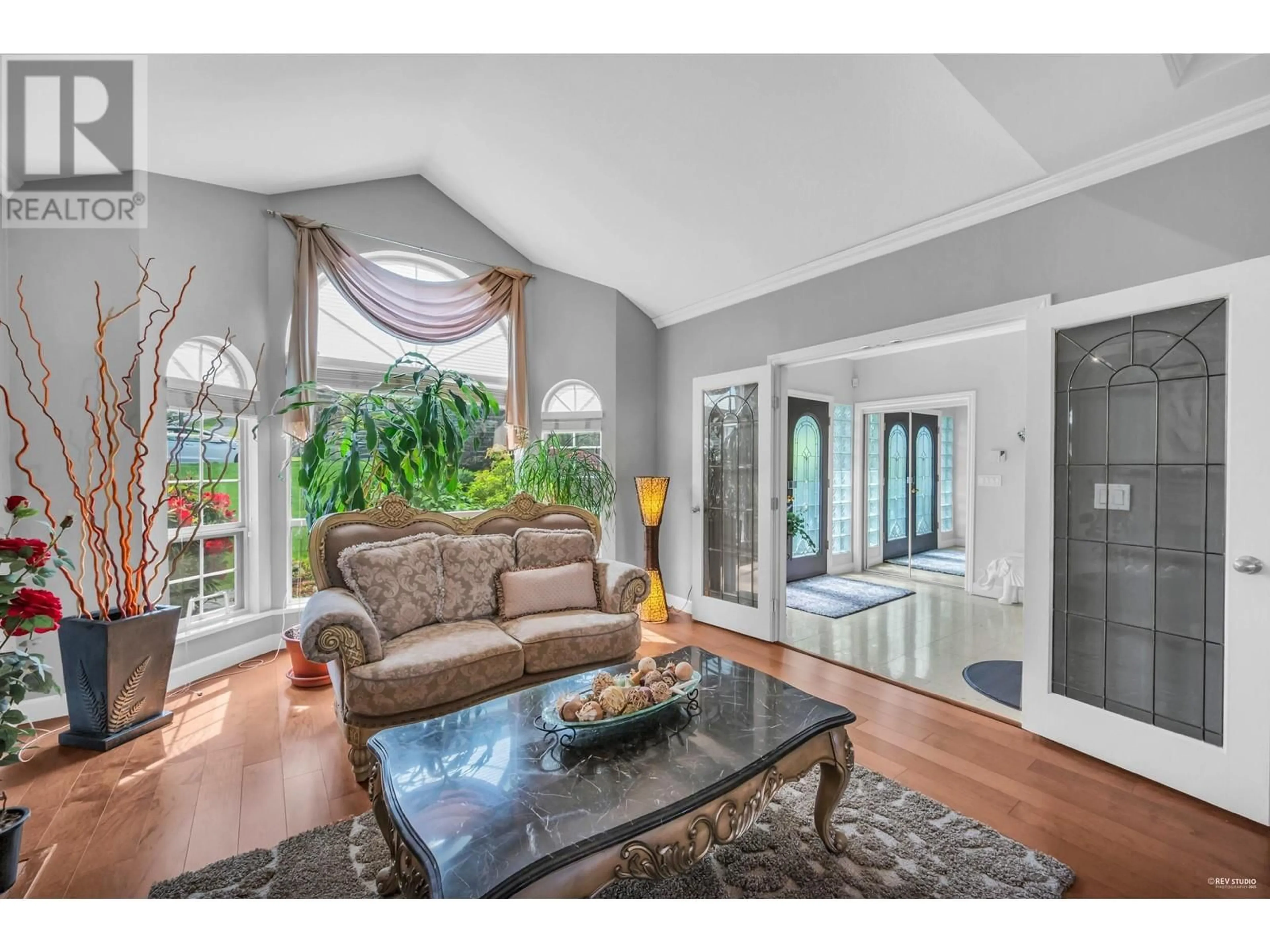 Living room with furniture, unknown for 7548 SEQUOIA ROAD, Burnaby British Columbia V3N4W9