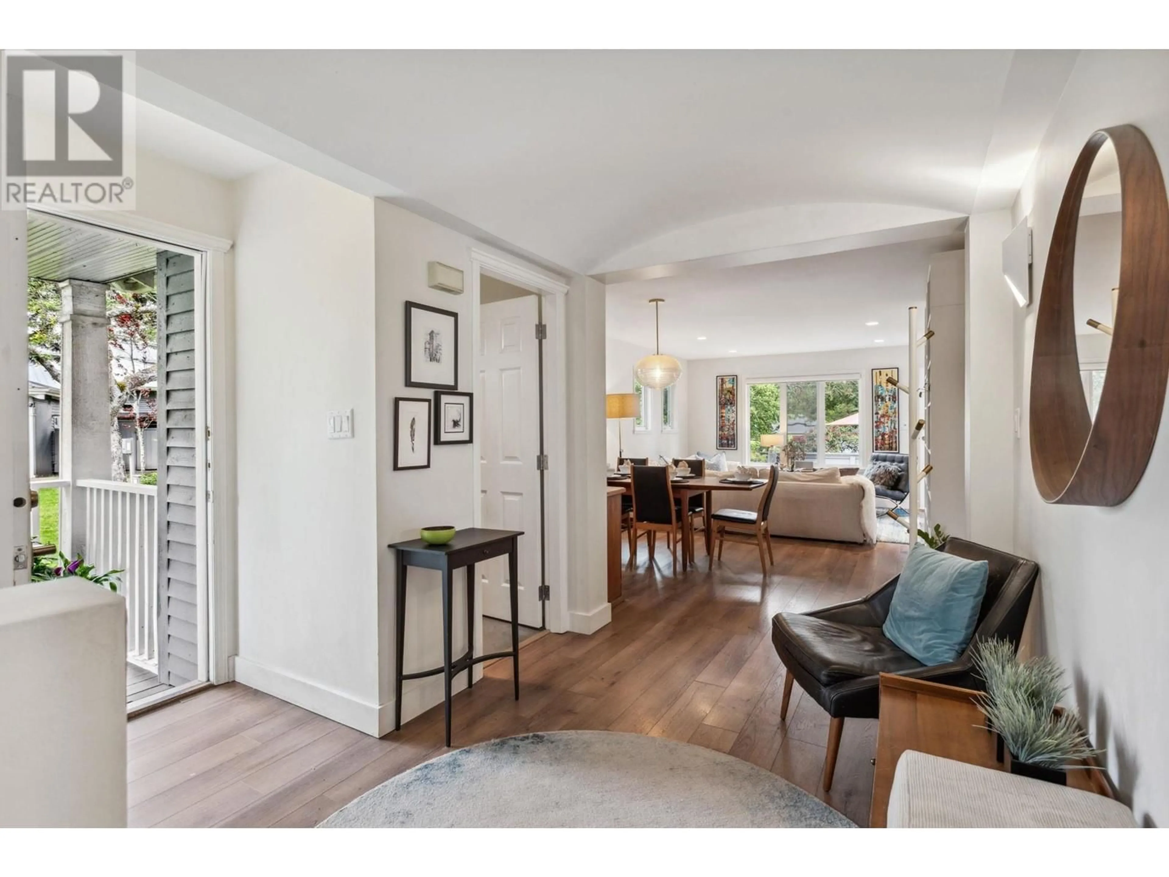 Indoor entryway for 1589 BOWSER AVENUE, North Vancouver British Columbia V7P2Y4