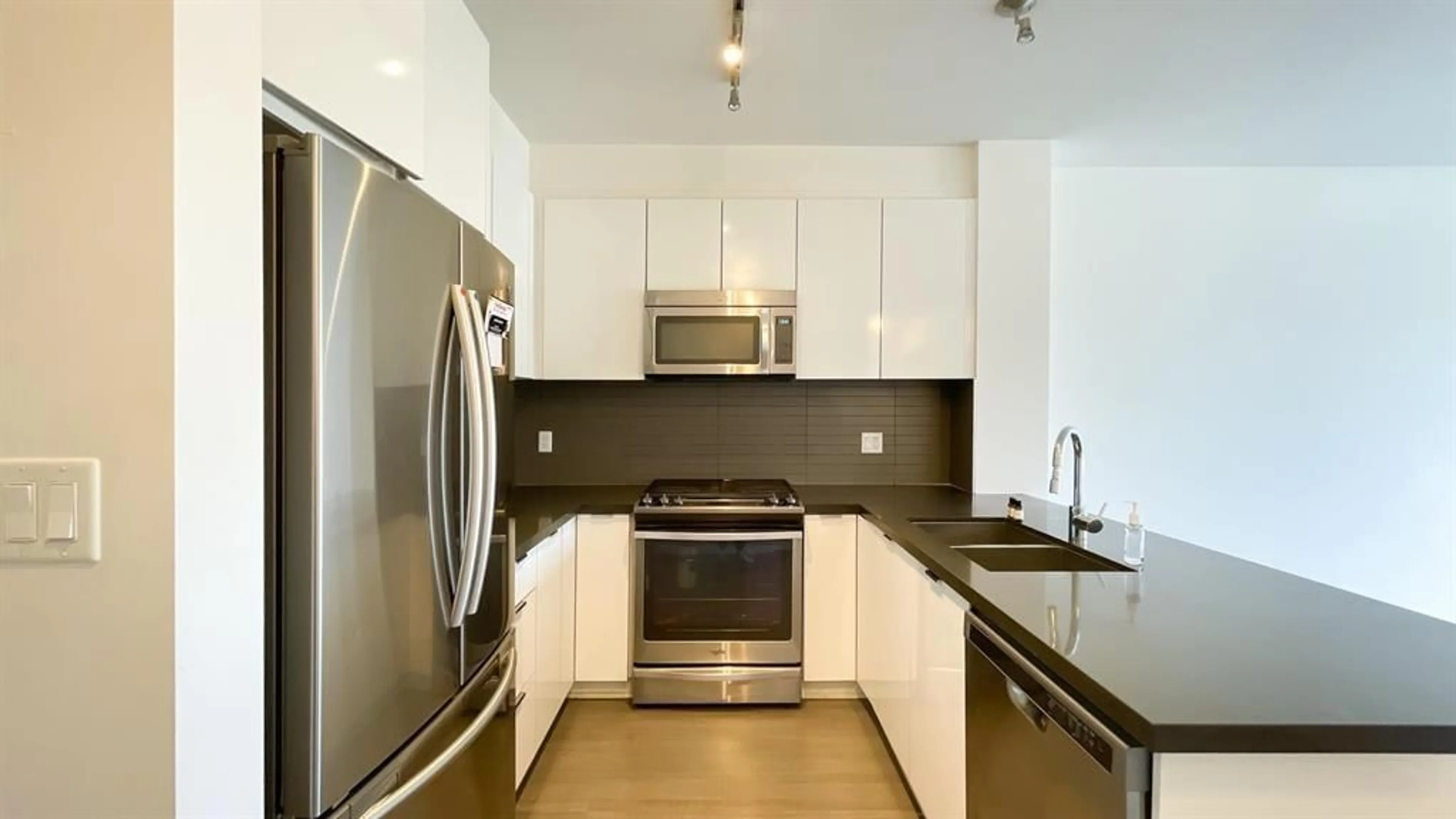 Standard kitchen, unknown for 224 - 15168 33, Surrey British Columbia V3Z0N7