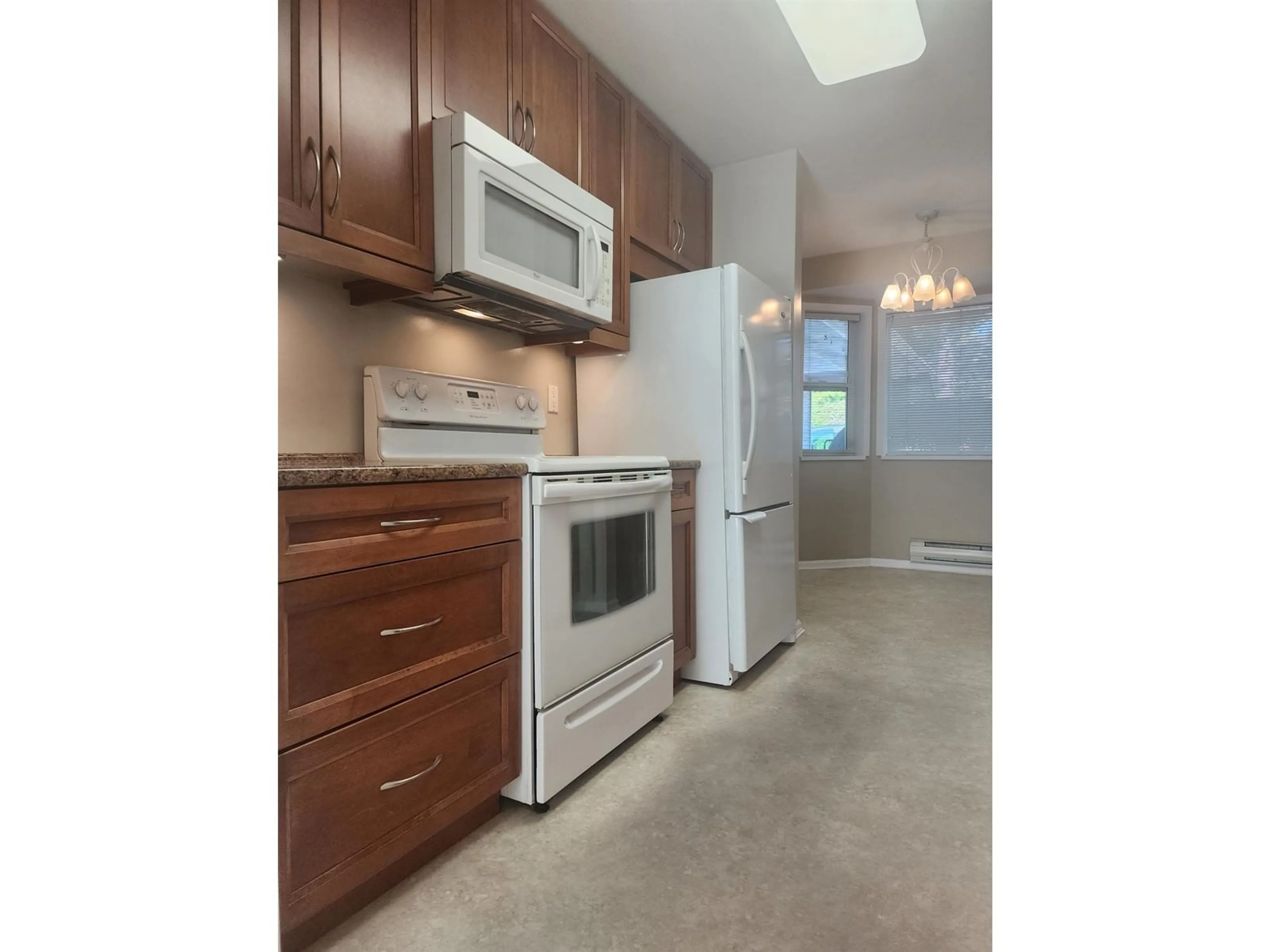Standard kitchen, ceramic/tile floor for 13 - 7127 124, Surrey British Columbia V3W3W9