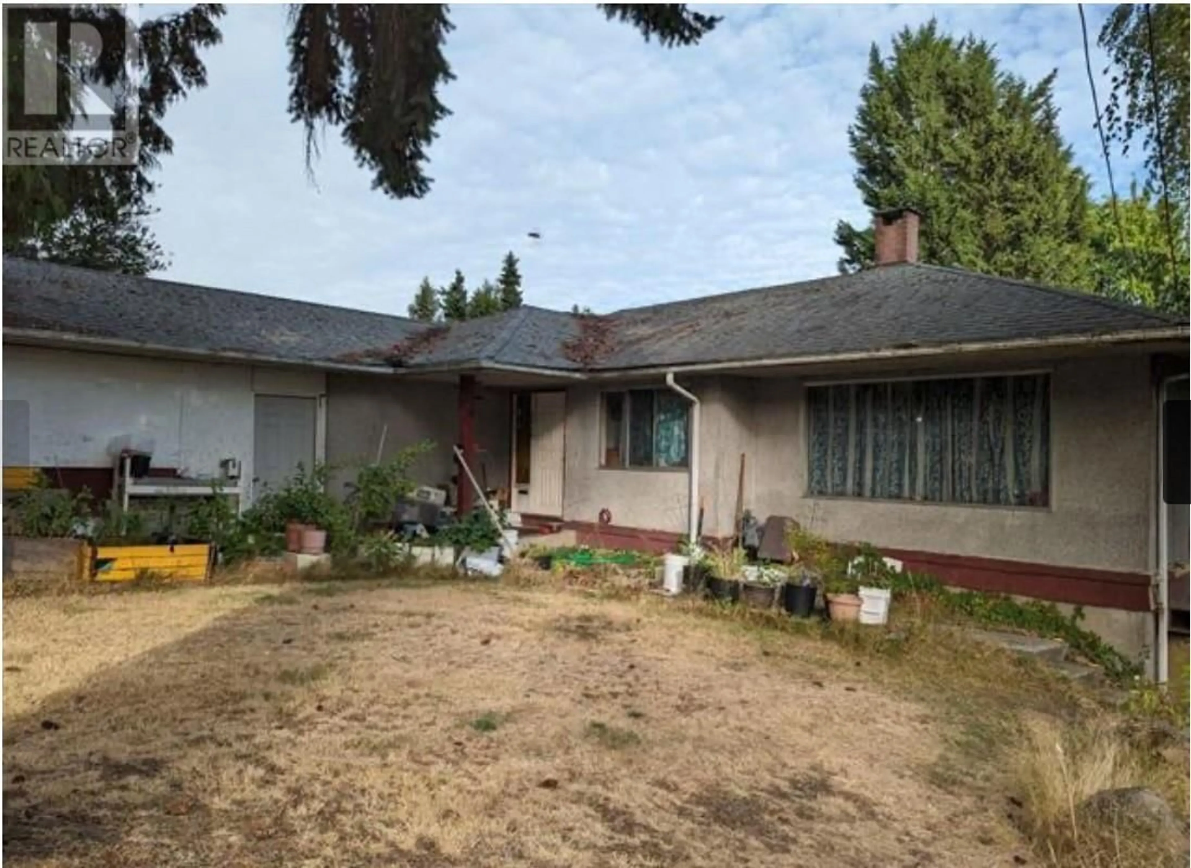 A pic from outside/outdoor area/front of a property/back of a property/a pic from drone, unknown for 8056 GILLEY AVENUE, Burnaby British Columbia V5J4Y5