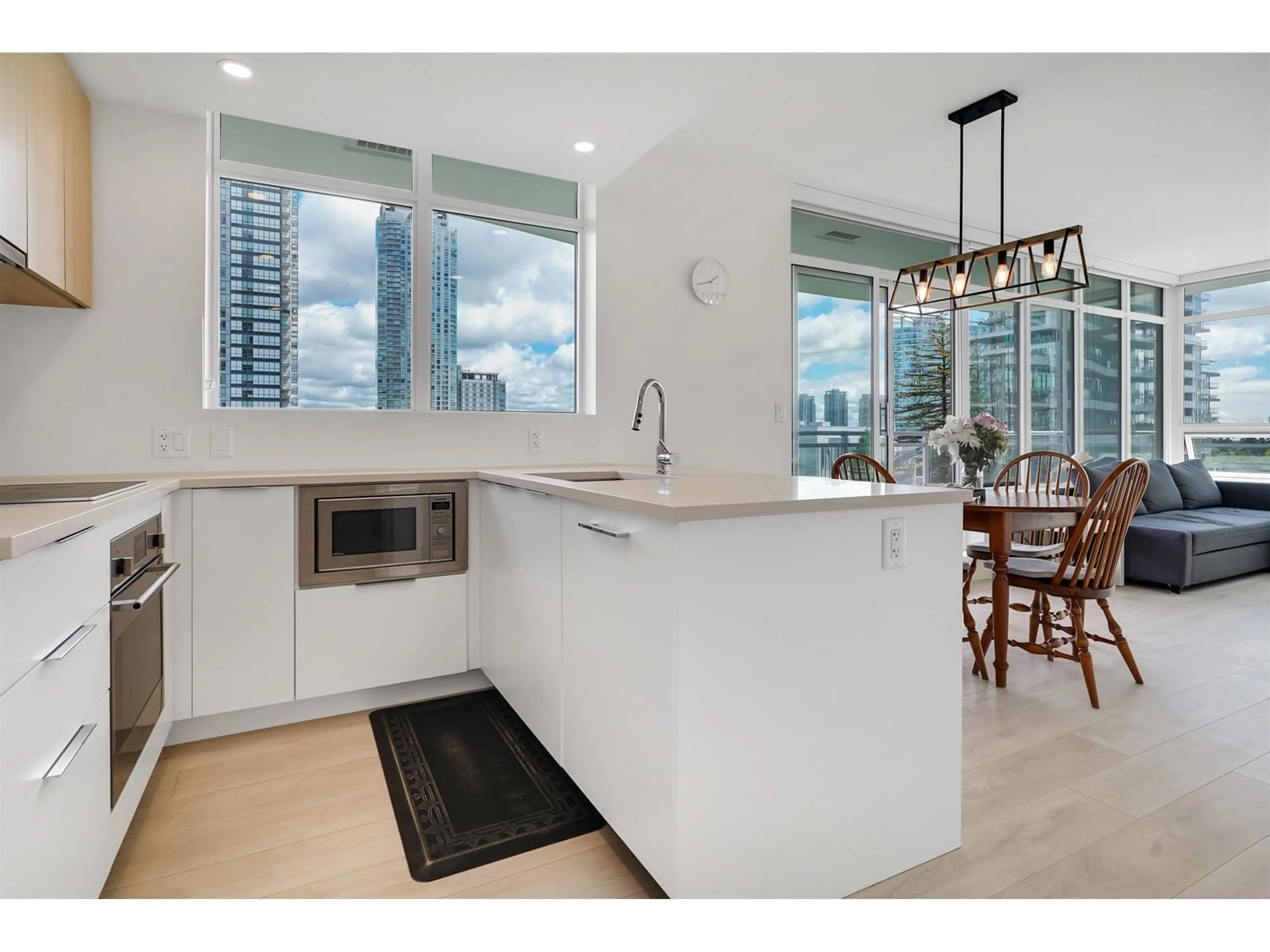 Open concept kitchen, ceramic/tile floor for 905 - 13318 104, Surrey British Columbia V3T0R2