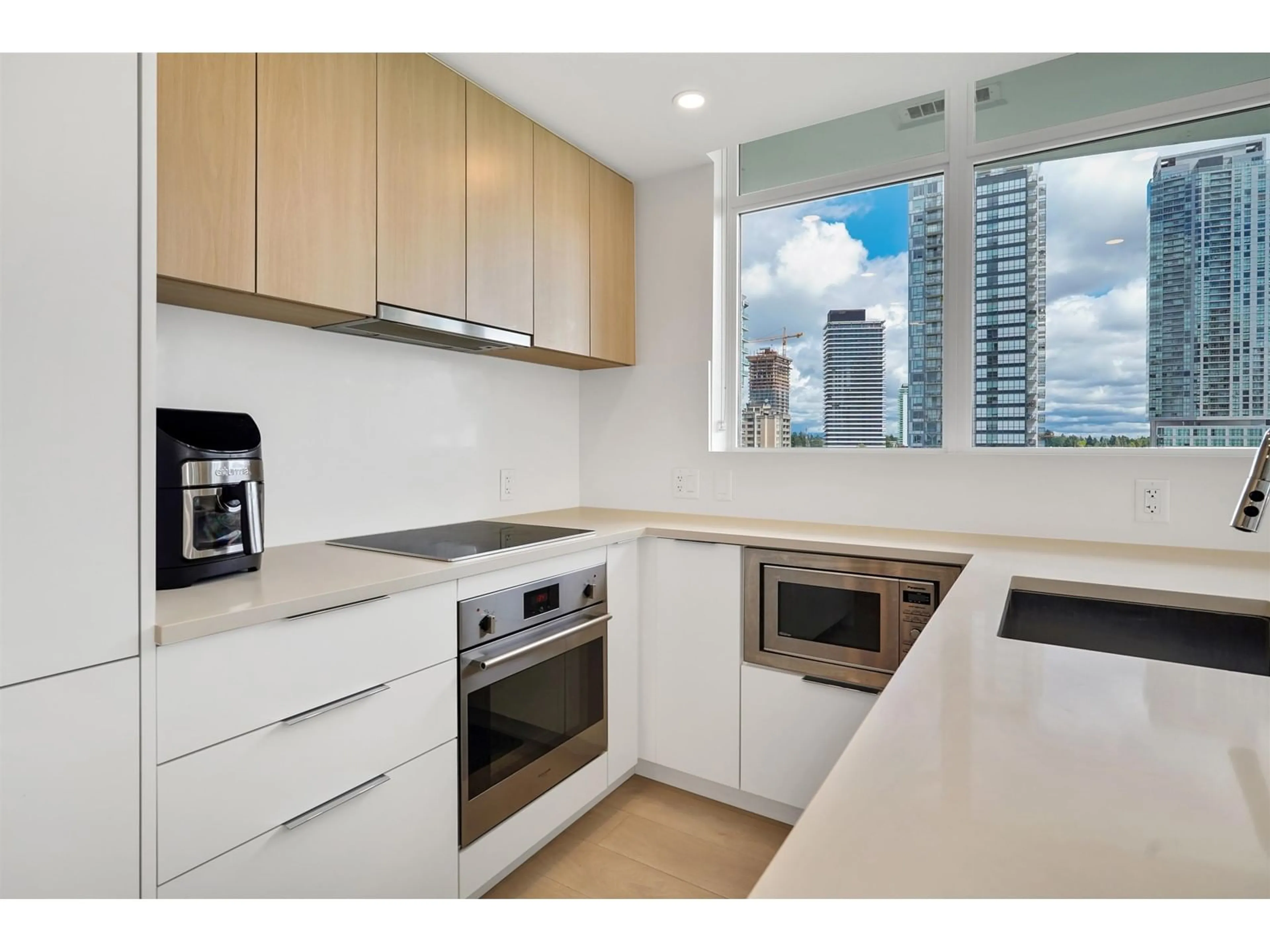 Standard kitchen, unknown for 905 - 13318 104, Surrey British Columbia V3T0R2