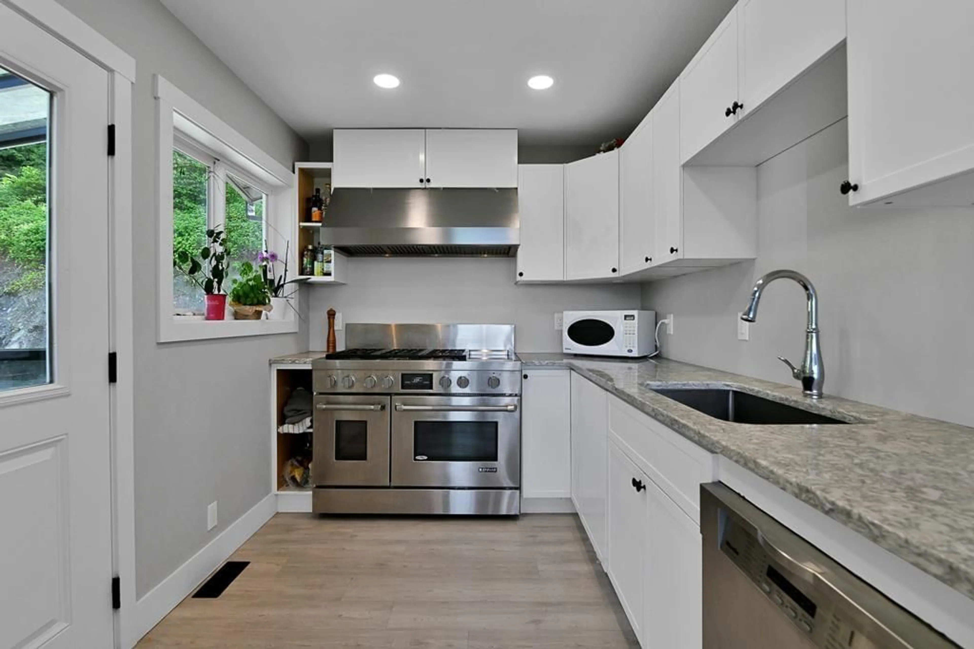 Contemporary kitchen, unknown for 51860 HACK-BROWN ROAD, Chilliwack British Columbia V4Z1L1