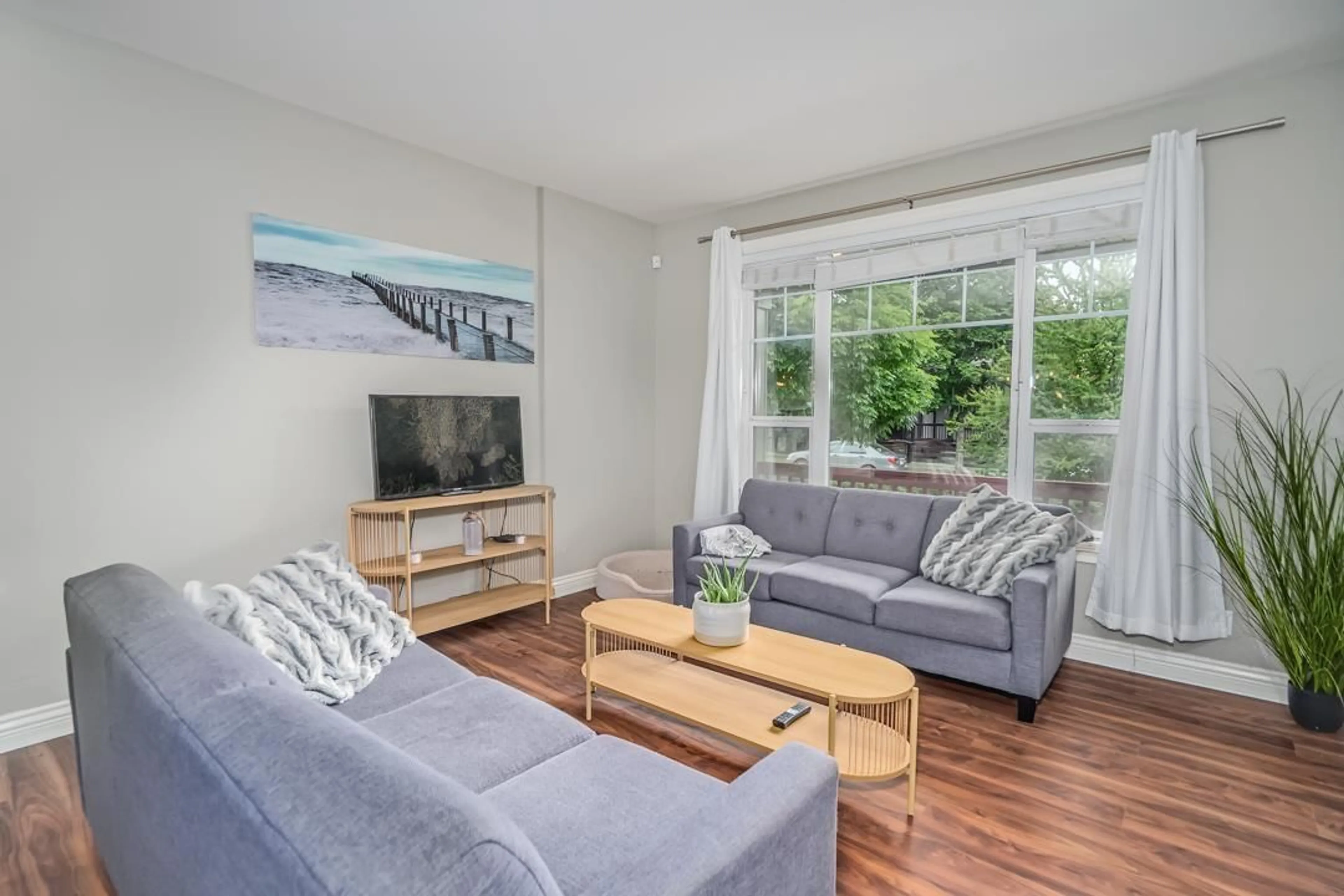 Living room with furniture, unknown for 6525 193, Surrey British Columbia V4N5P8