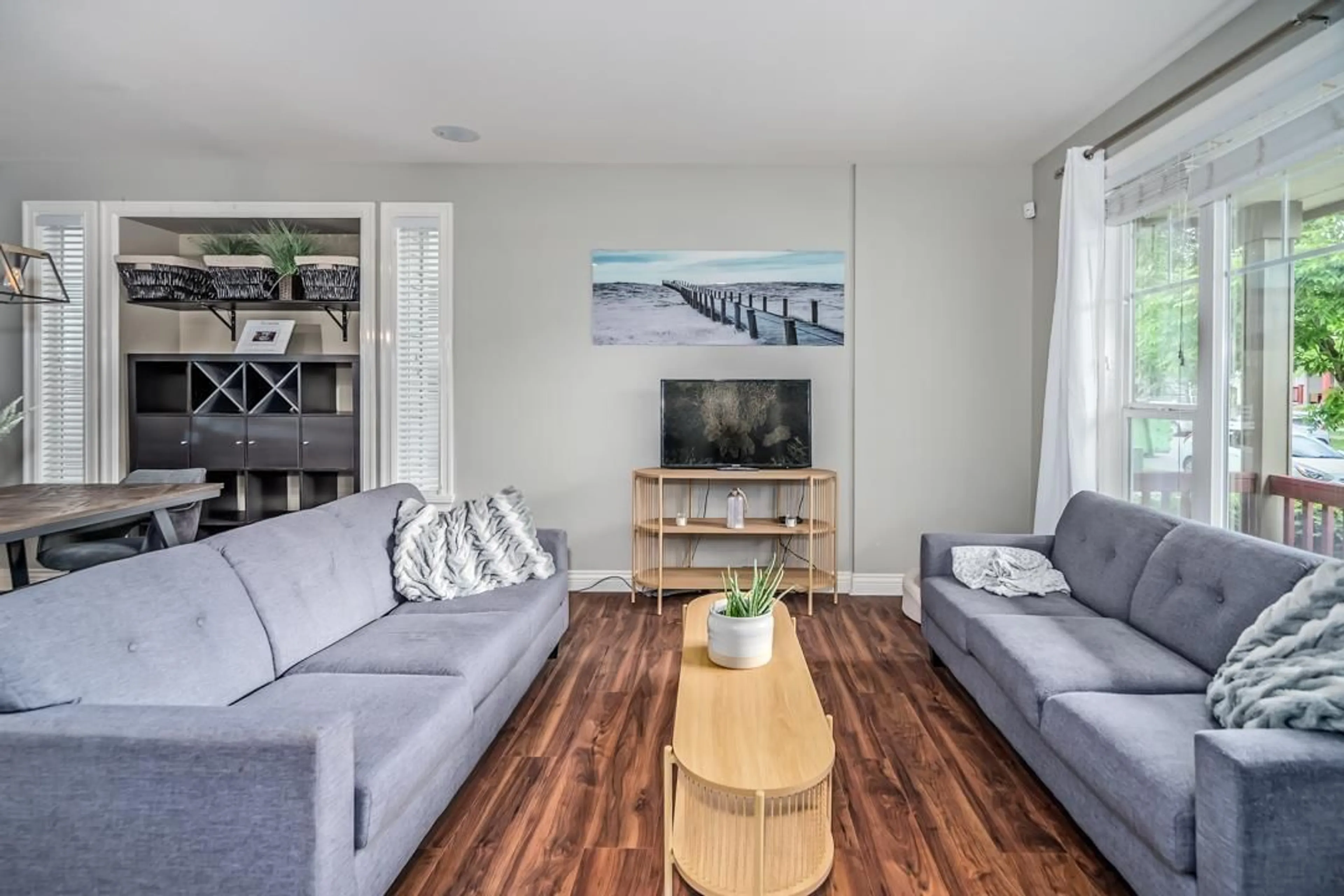 Living room with furniture, wood/laminate floor for 6525 193, Surrey British Columbia V4N5P8