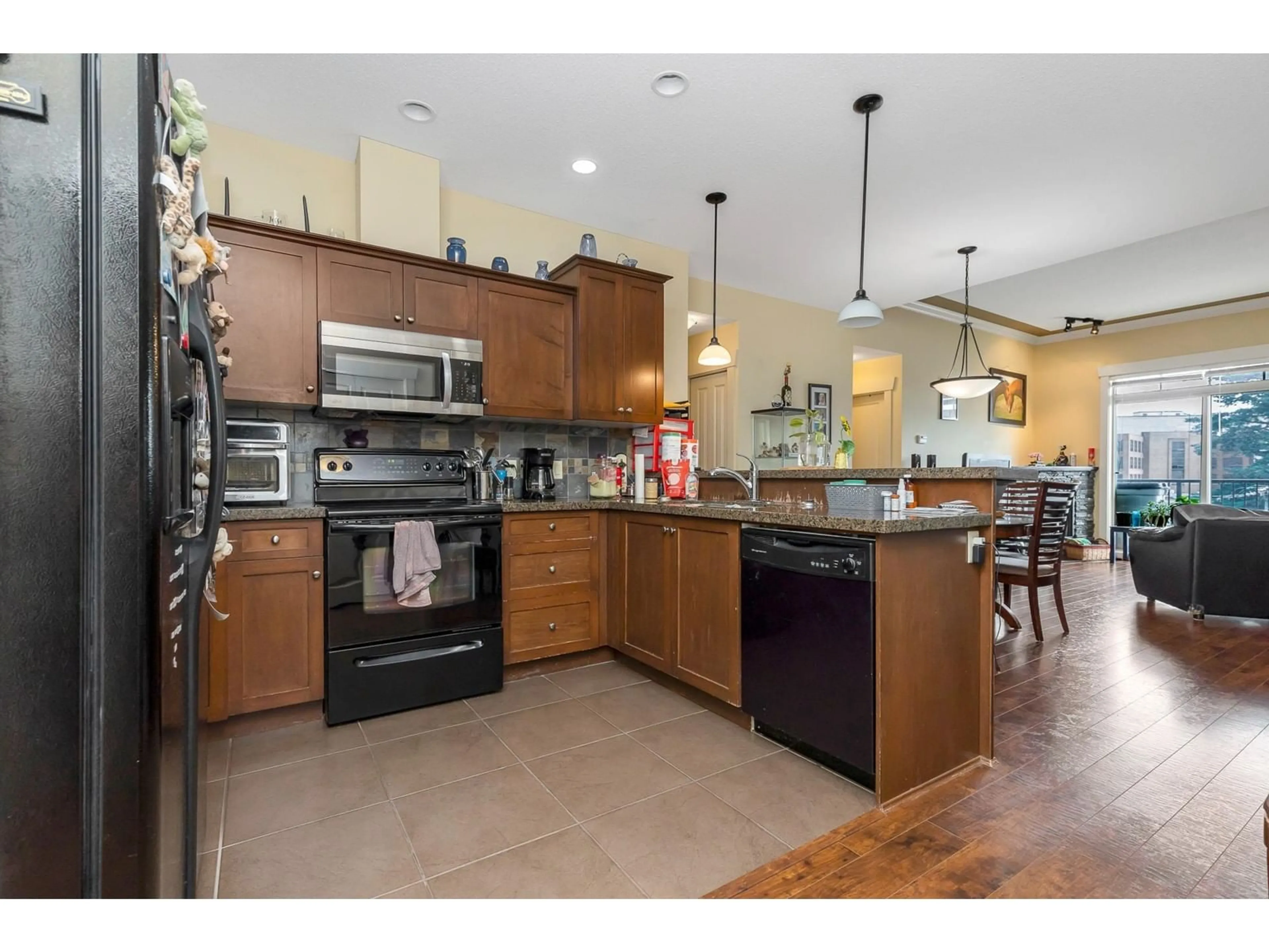 Open concept kitchen, ceramic/tile floor for 404 - 45615 BRETT AVENUE, Chilliwack British Columbia V2P1P1
