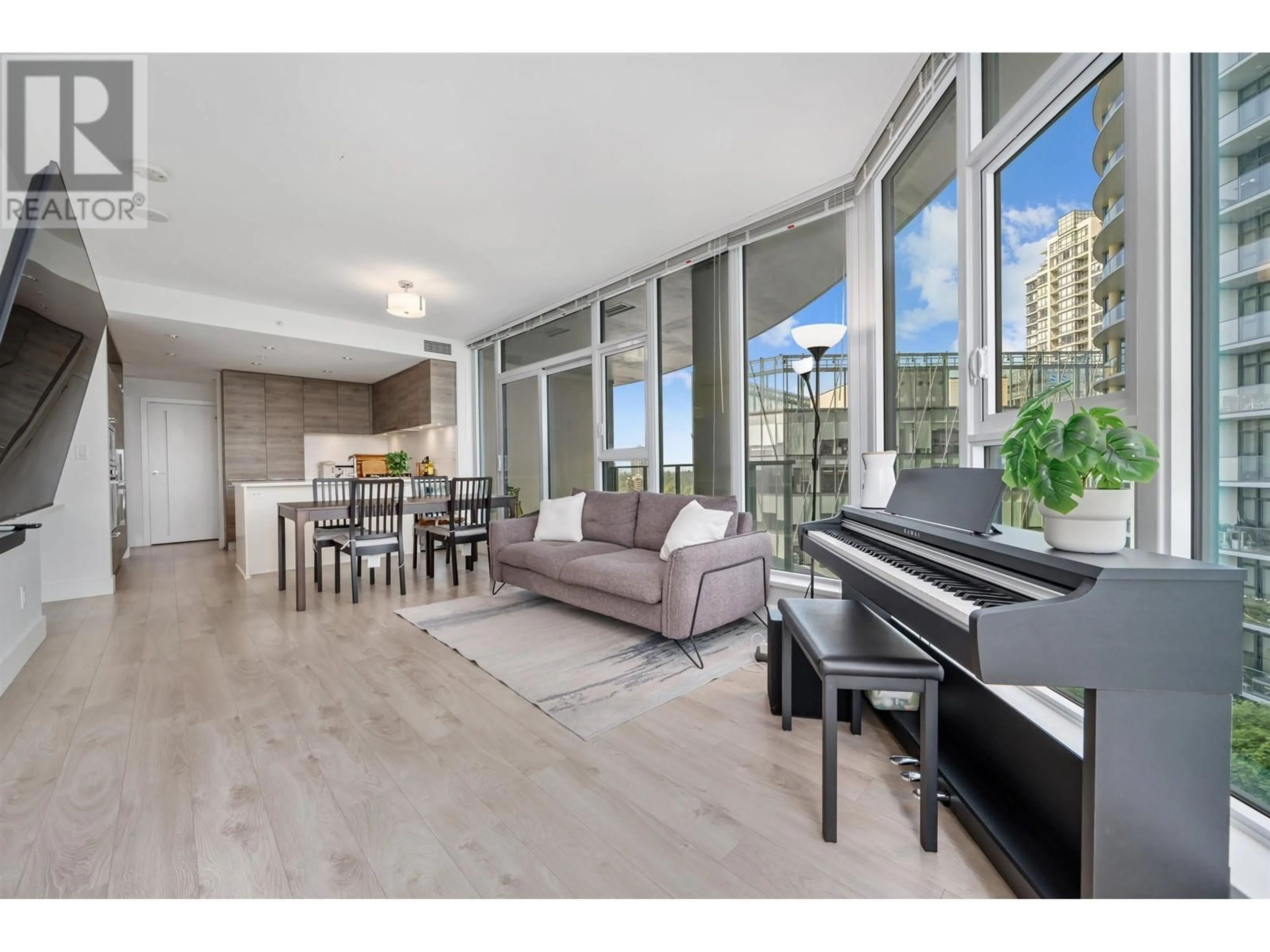 Living room with furniture, unknown for 802 - 7388 KINGSWAY, Burnaby British Columbia V3N0G9