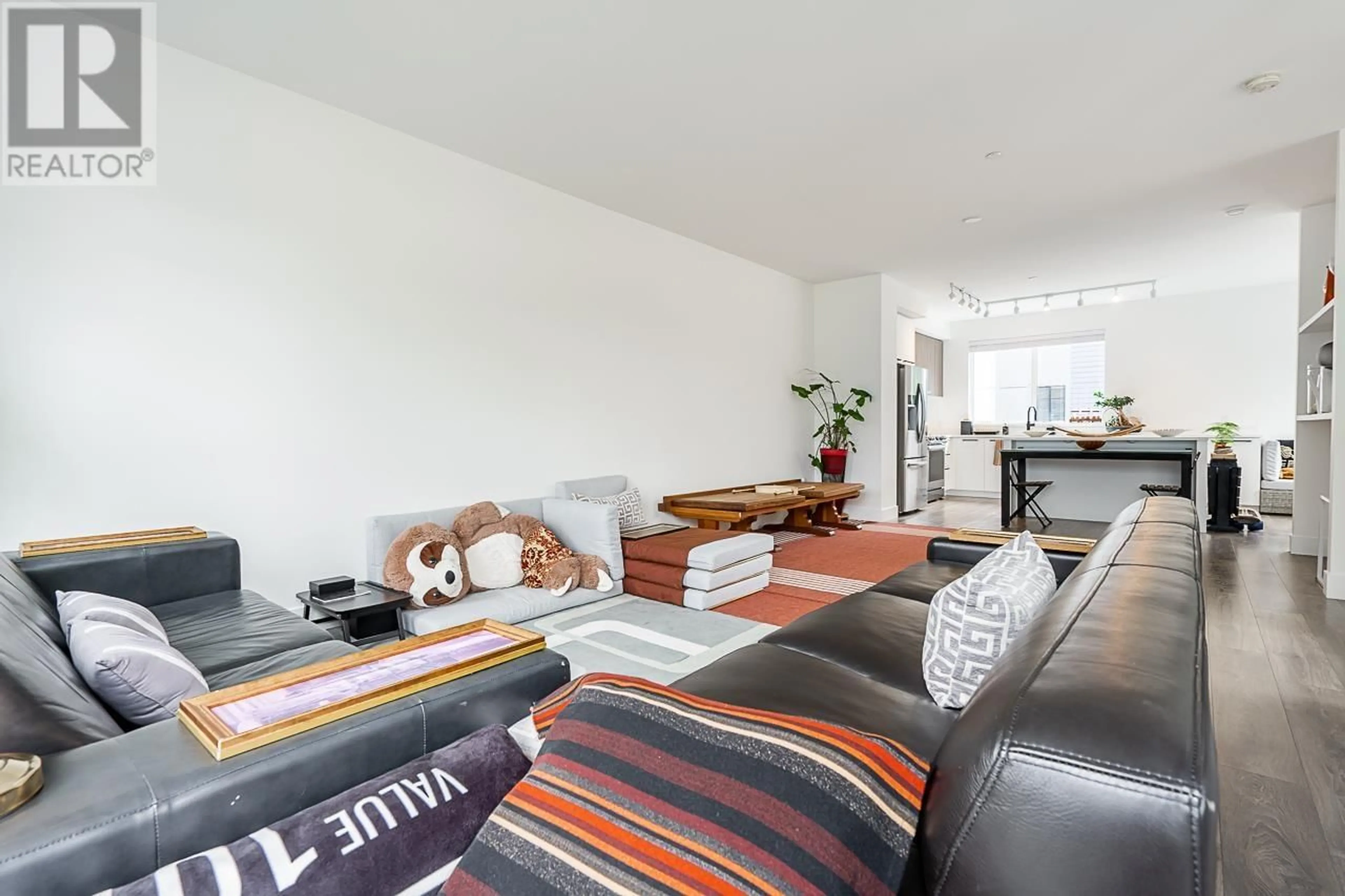 Living room with furniture, unknown for 37981 HELM WAY, Squamish British Columbia V8B2A1