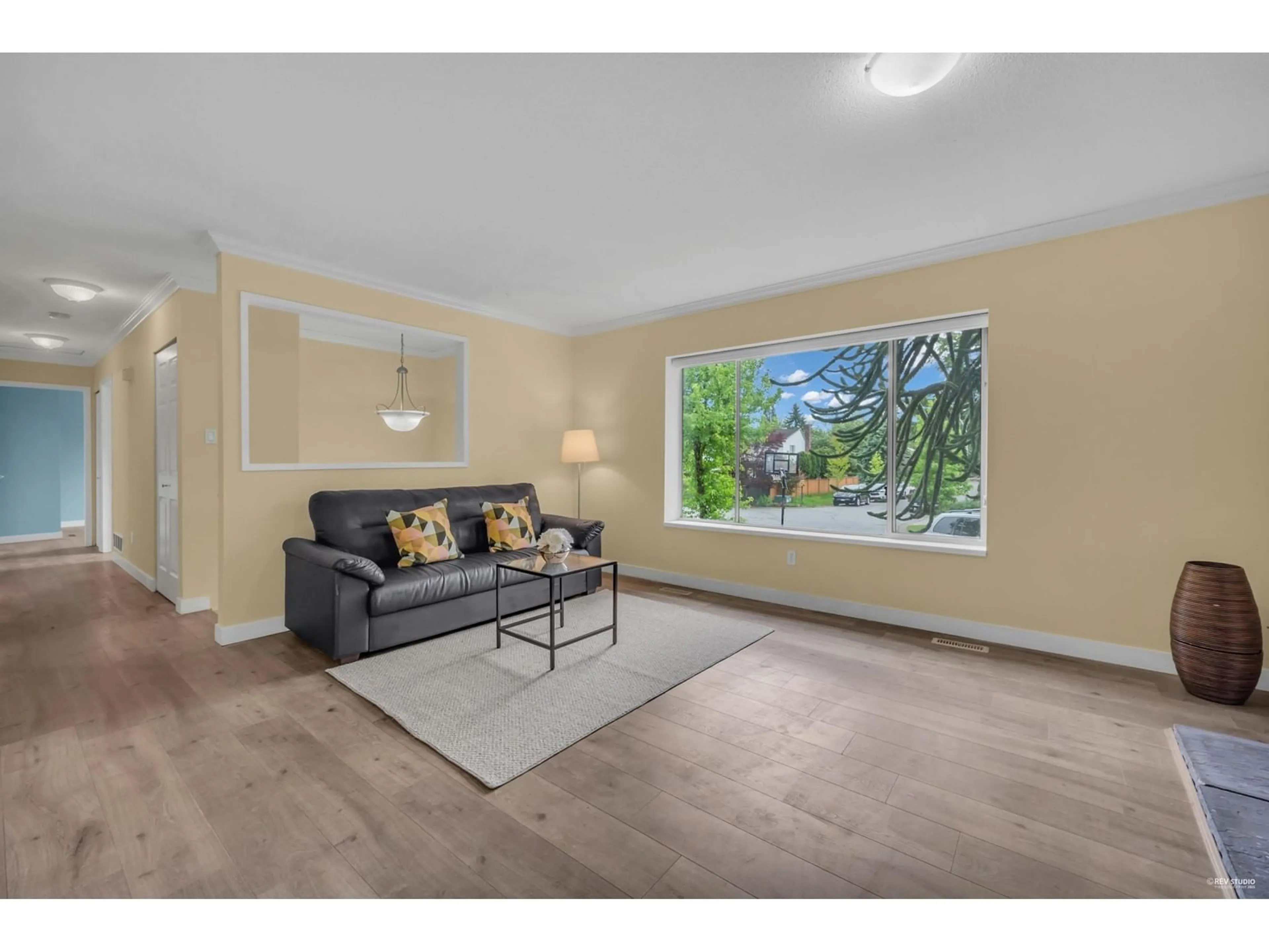 Living room with furniture, wood/laminate floor for 10123 158A, Surrey British Columbia V4N2P8