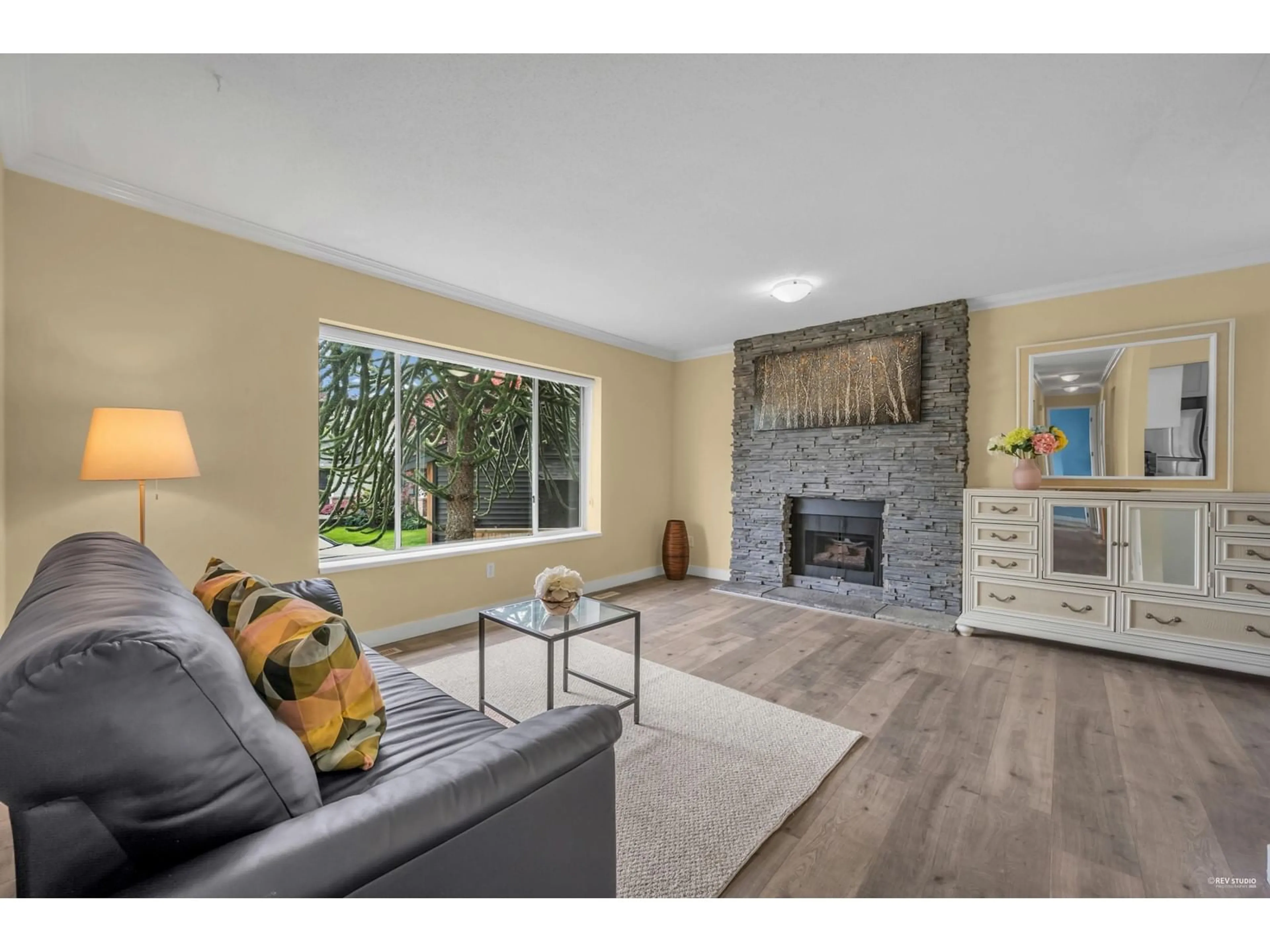 Living room with furniture, unknown for 10123 158A, Surrey British Columbia V4N2P8