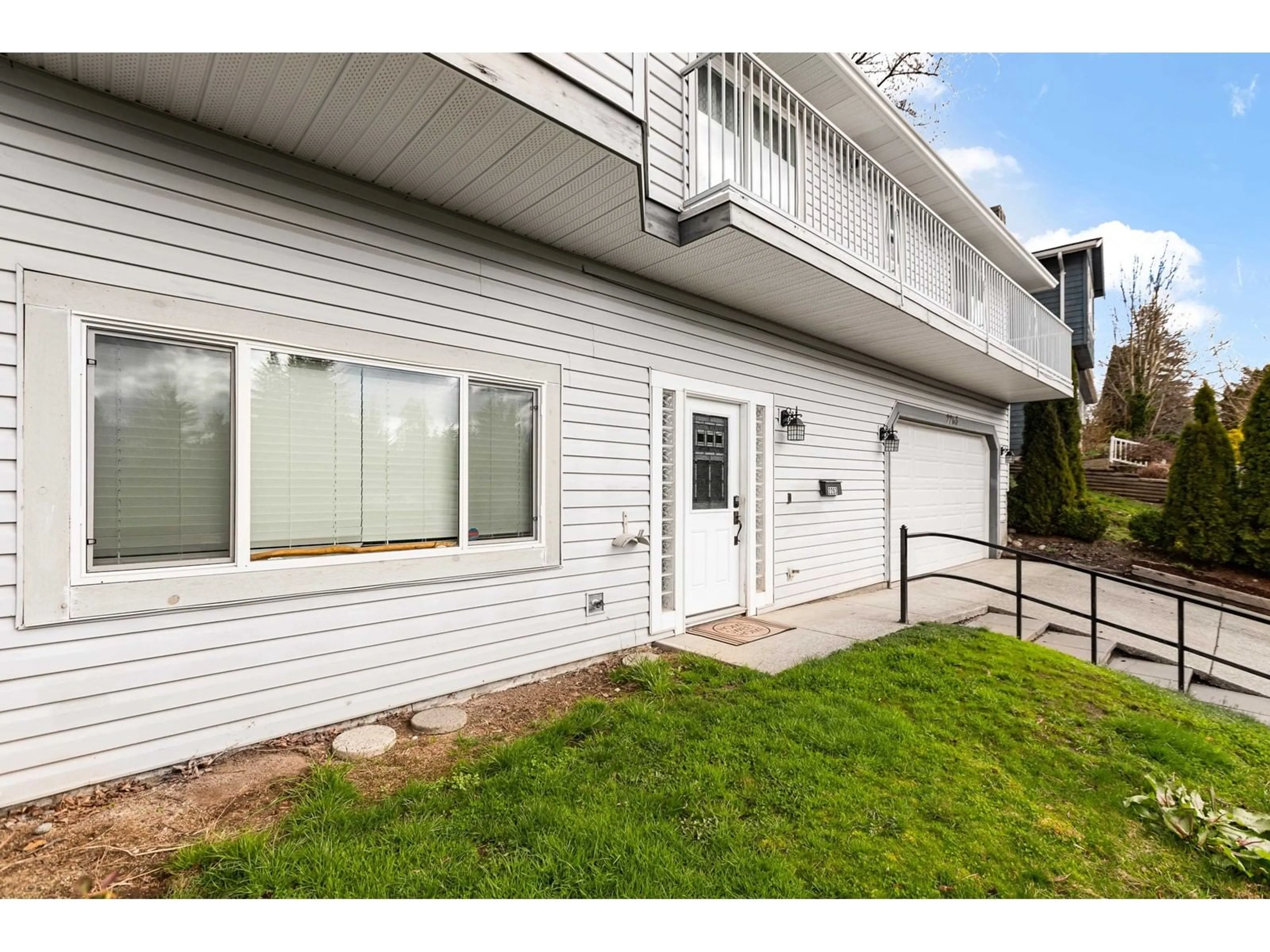 Patio, unknown for 2263 SENTINEL, Abbotsford British Columbia V2S5C9