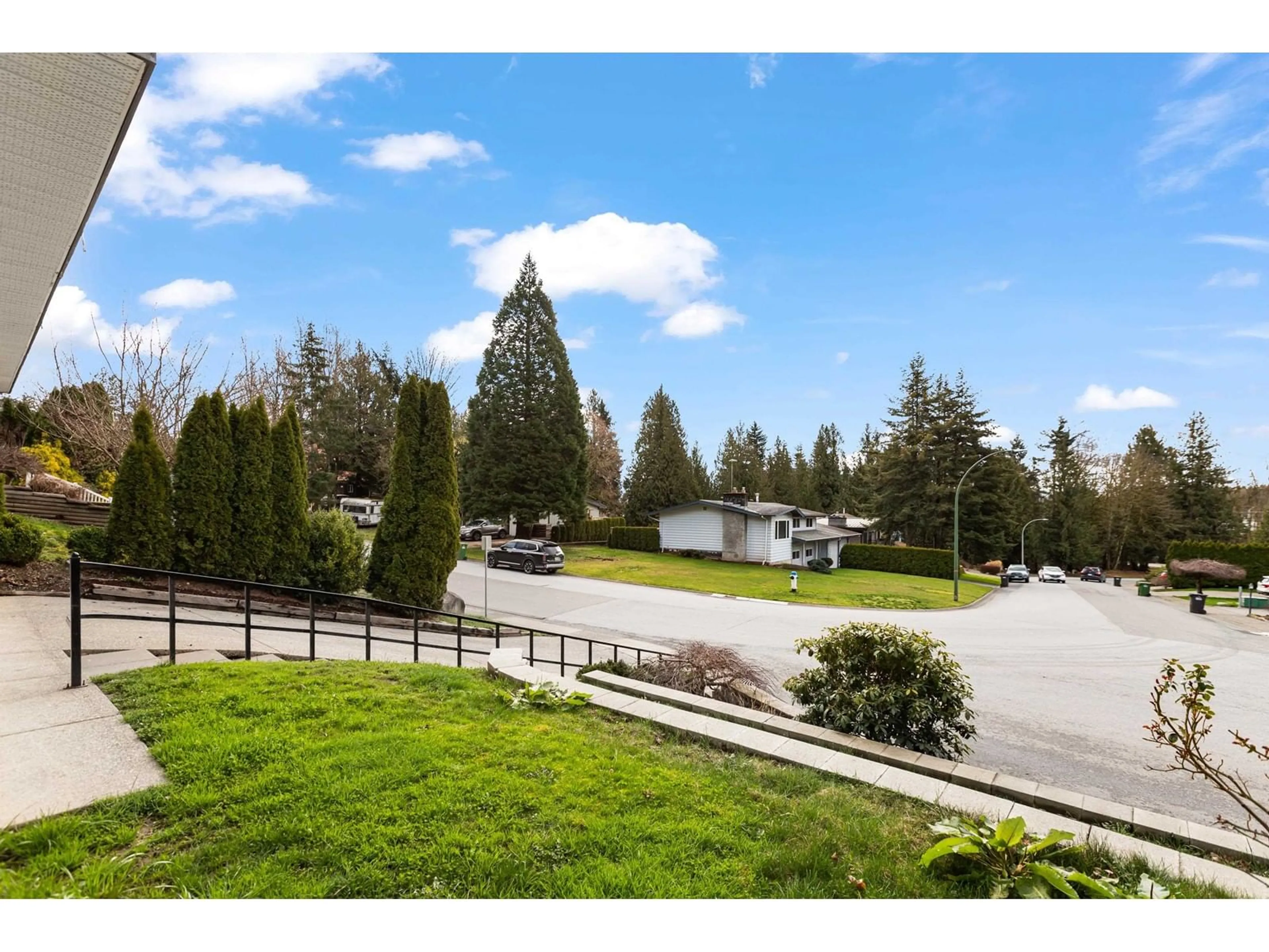 A pic from outside/outdoor area/front of a property/back of a property/a pic from drone, unknown for 2263 SENTINEL, Abbotsford British Columbia V2S5C9