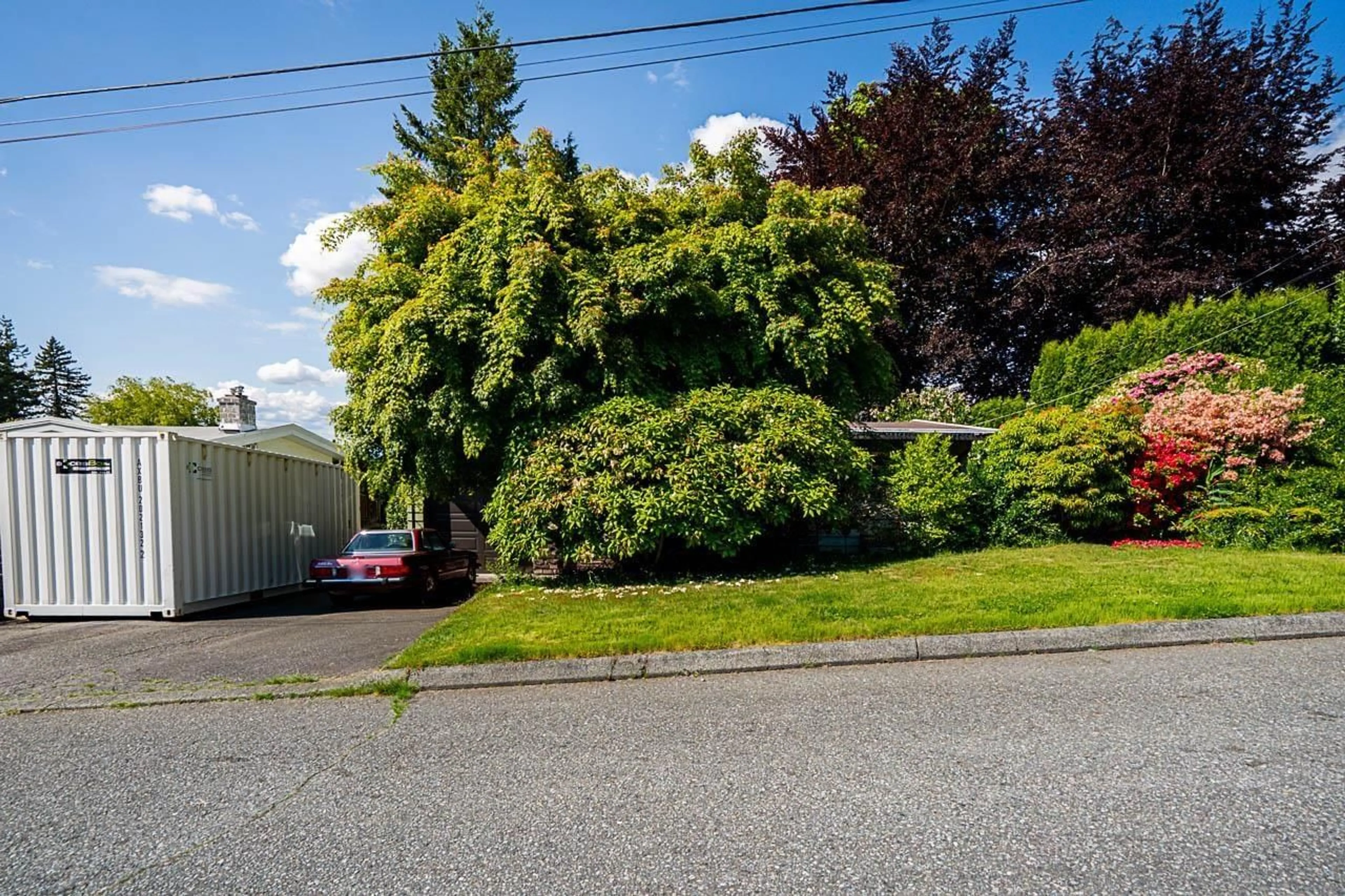A pic from outside/outdoor area/front of a property/back of a property/a pic from drone, street for 34455 ETON, Abbotsford British Columbia V2S4W4