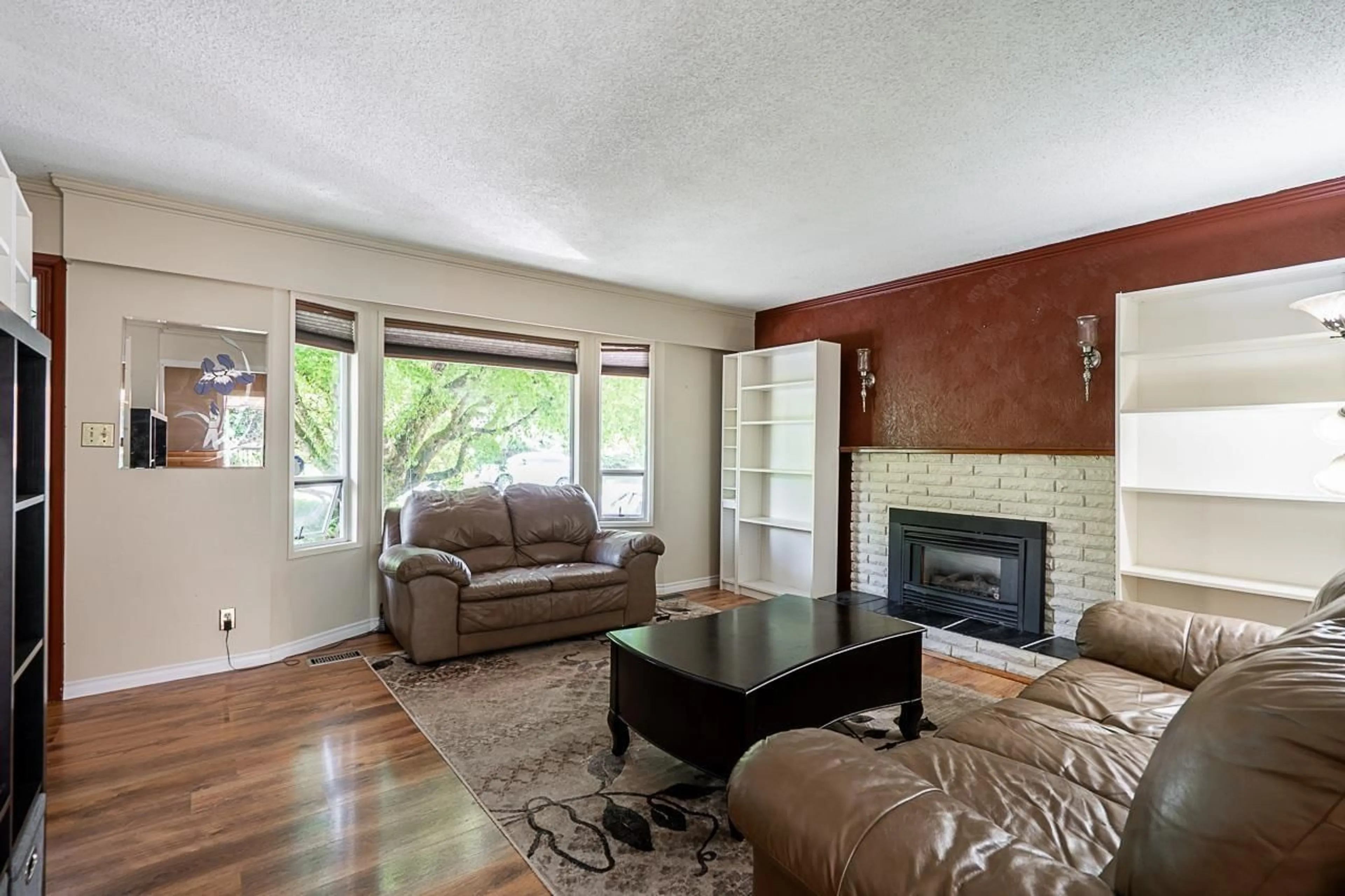 Living room with furniture, wood/laminate floor for 34455 ETON, Abbotsford British Columbia V2S4W4
