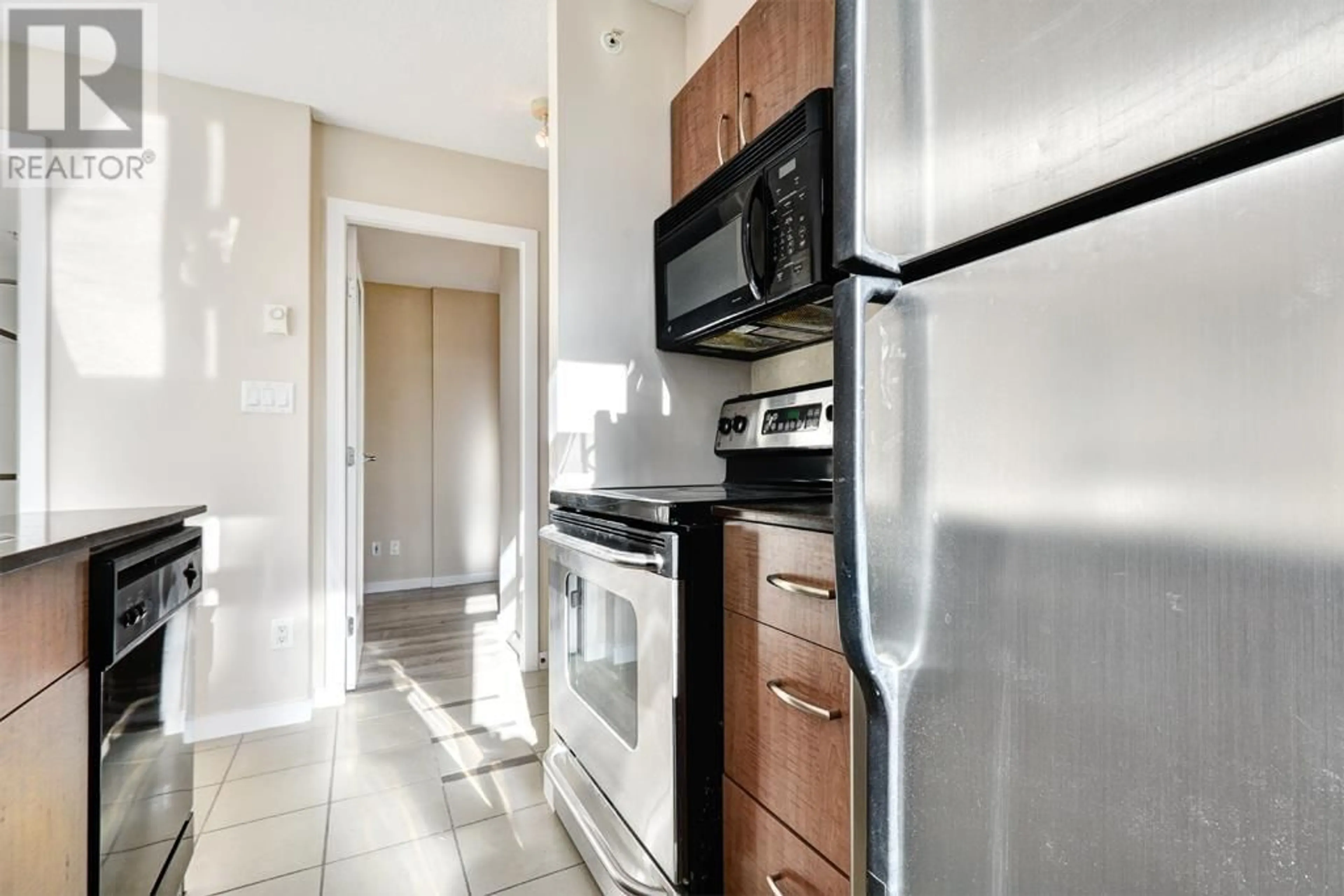 Standard kitchen, ceramic/tile floor for 1105 - 610 GRANVILLE STREET, Vancouver British Columbia V6C3J3